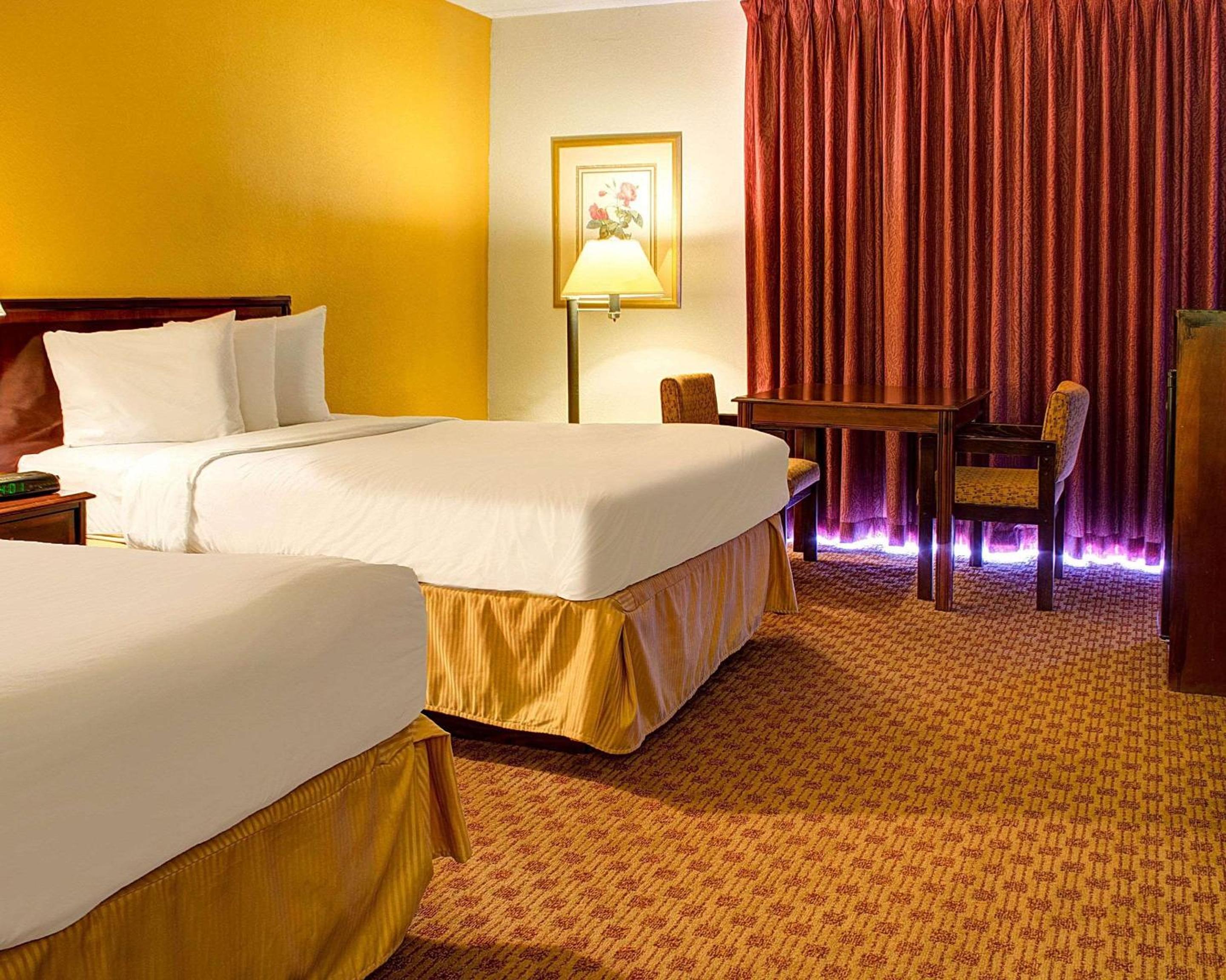 Standard Double Room with 2 Double Beds - Non-Smoking - Photo 6