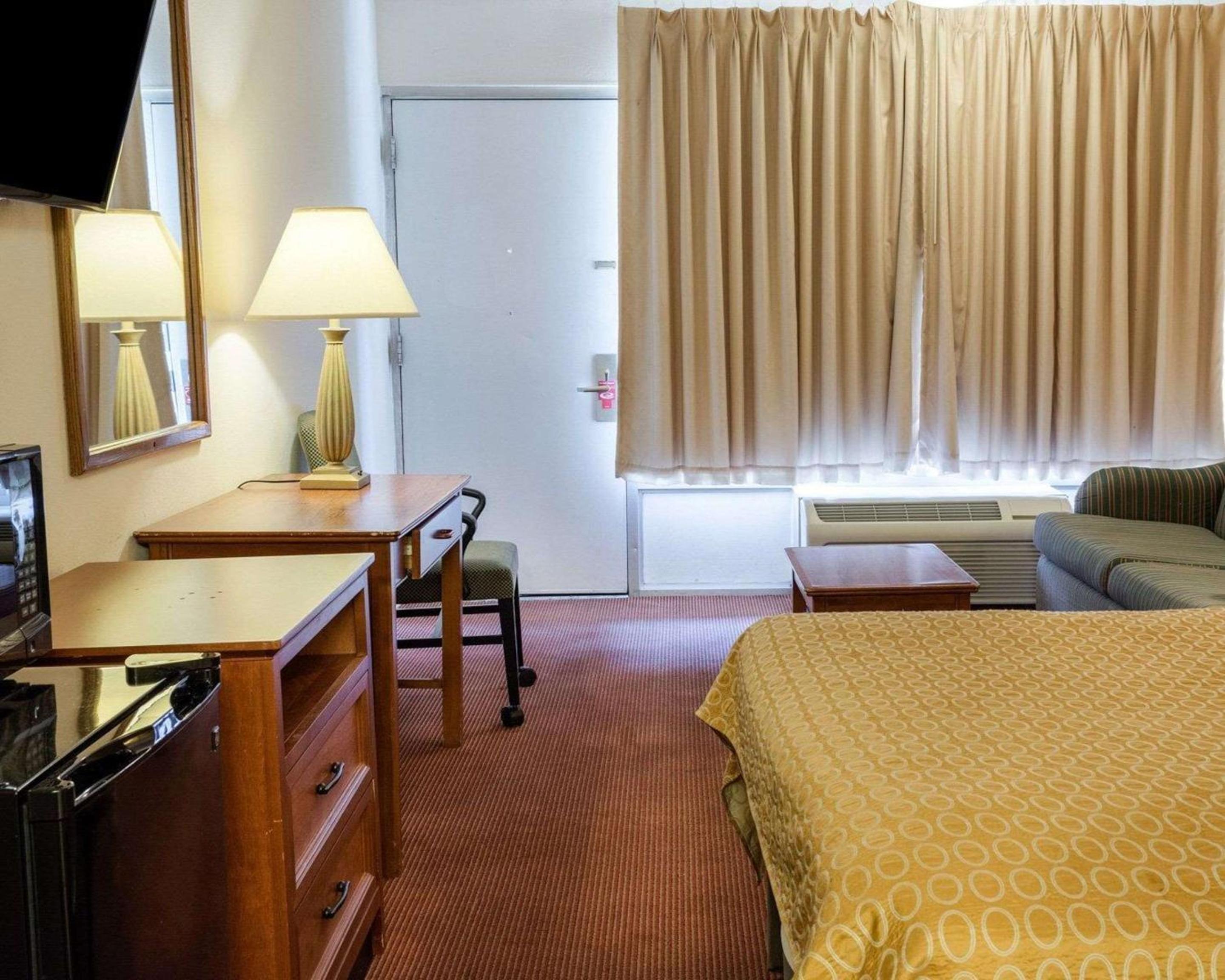 Standard King Room with Sofa Bed - Non Smoking - Photo 4
