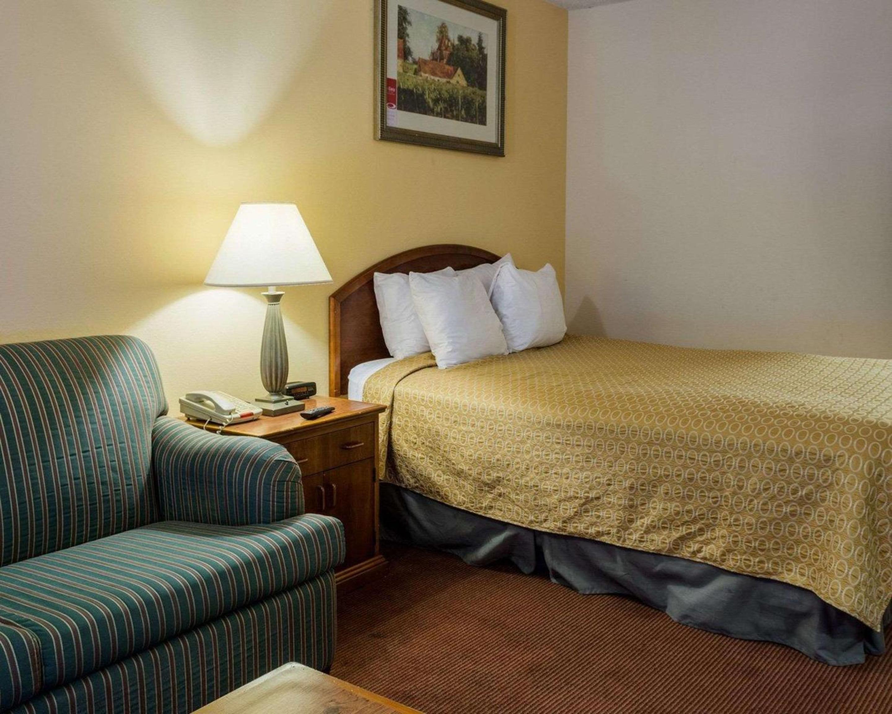 Standard King Room with Sofa Bed - Non Smoking - Photo 2