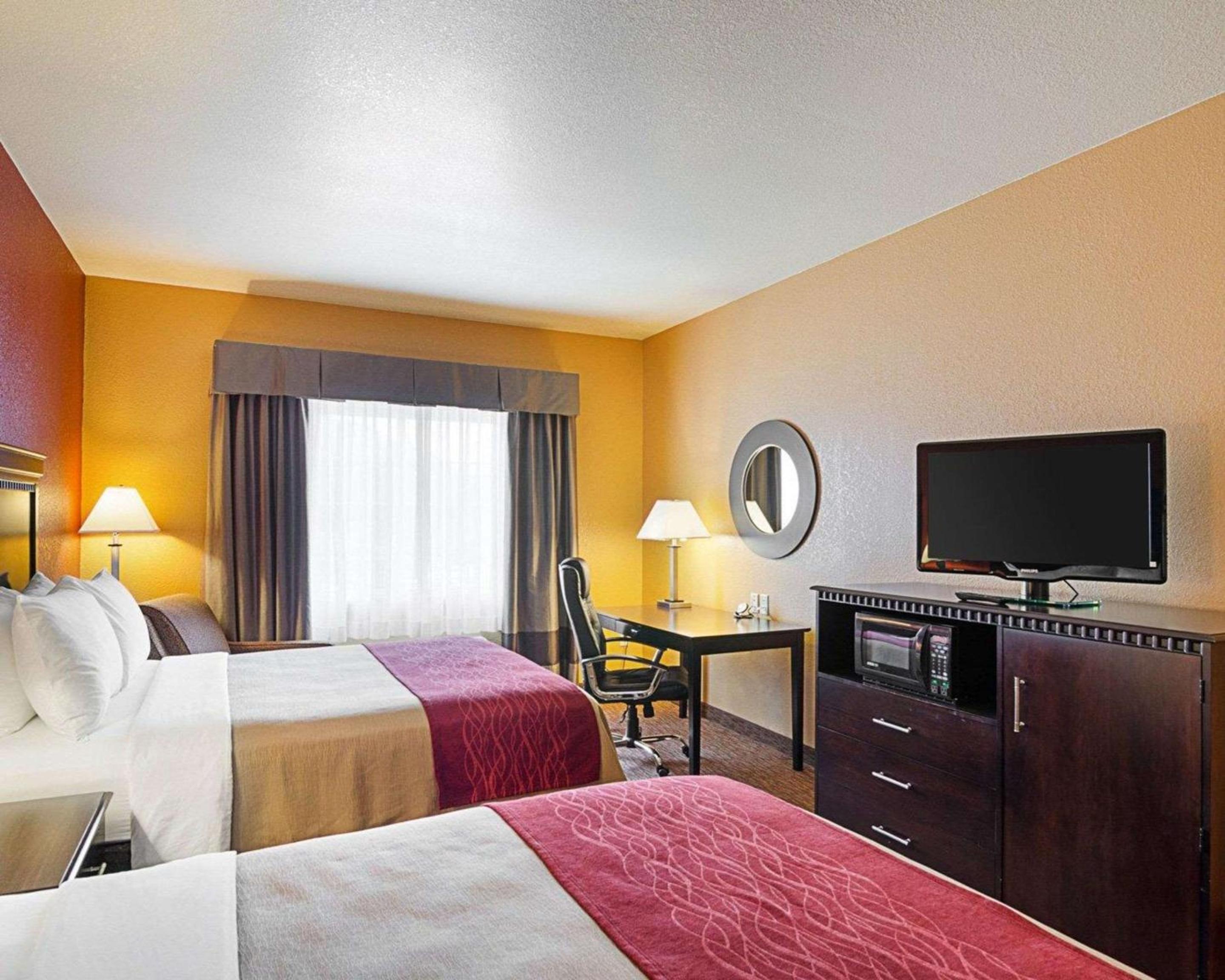 Queen Room with Two Queen Beds - Non-Smoking - Photo 1