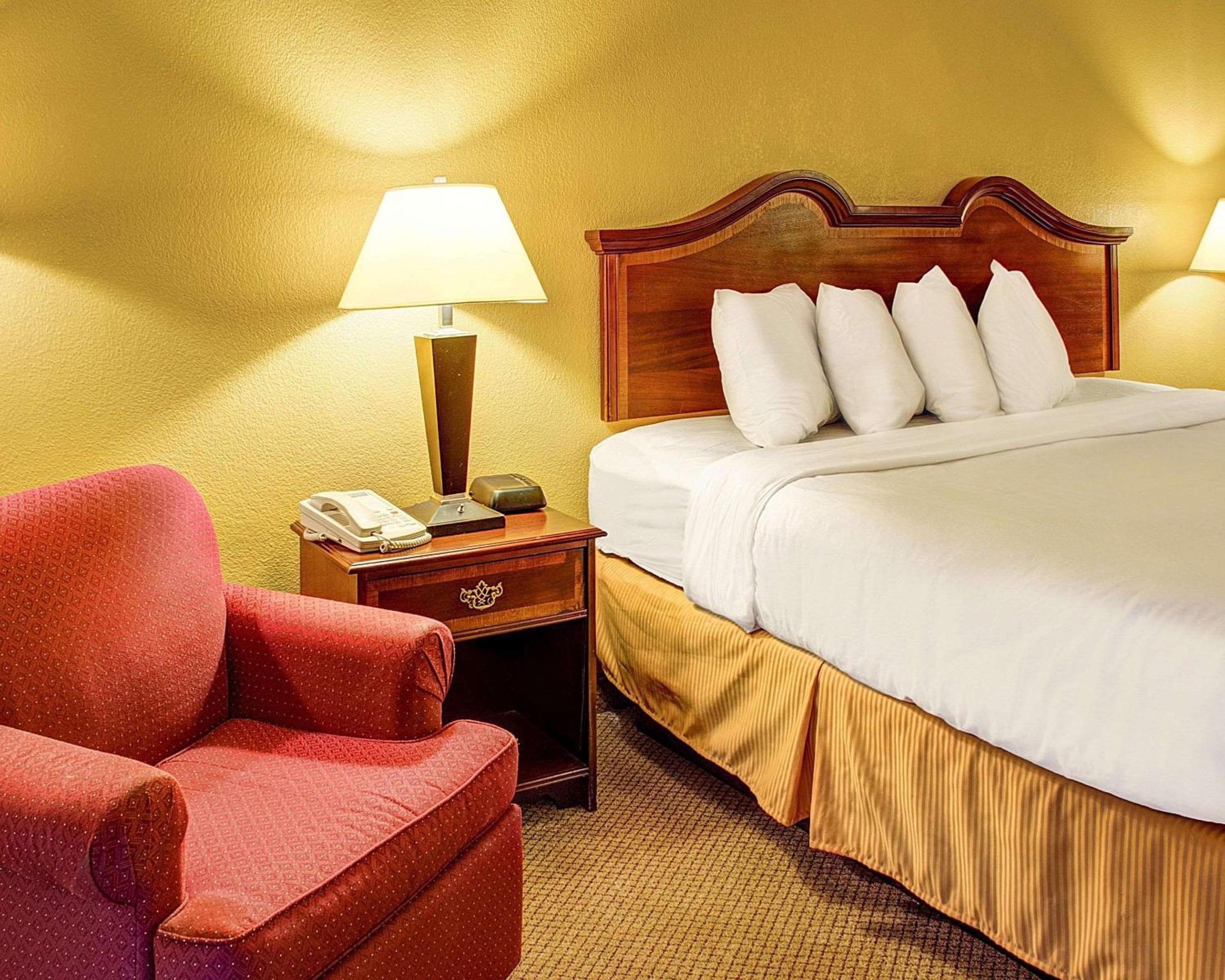 King Room - Non-Smoking - Photo 3