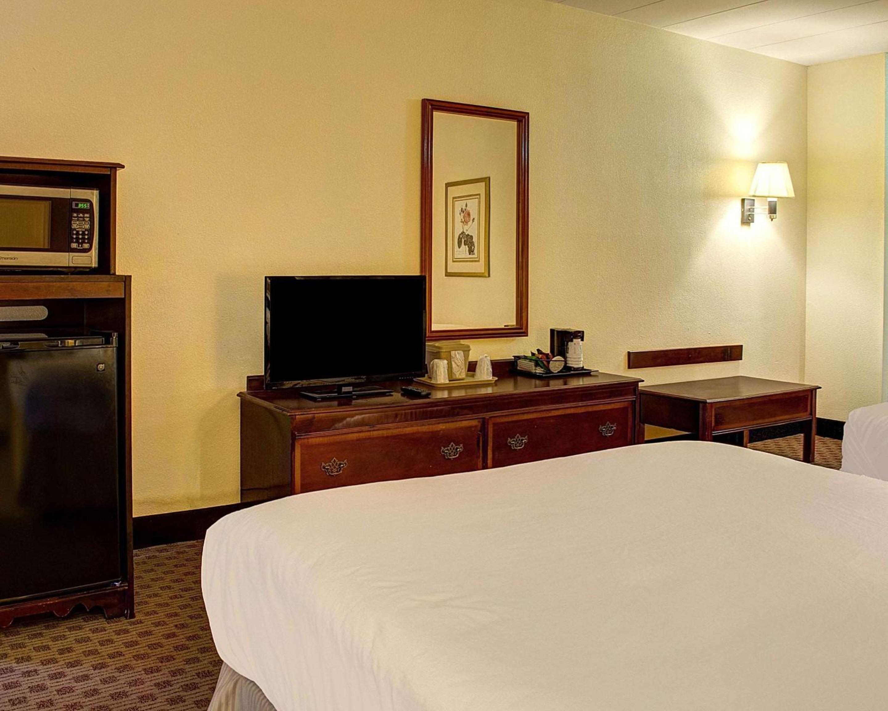 Standard Double Room with 2 Double Beds - Non-Smoking - Photo 4
