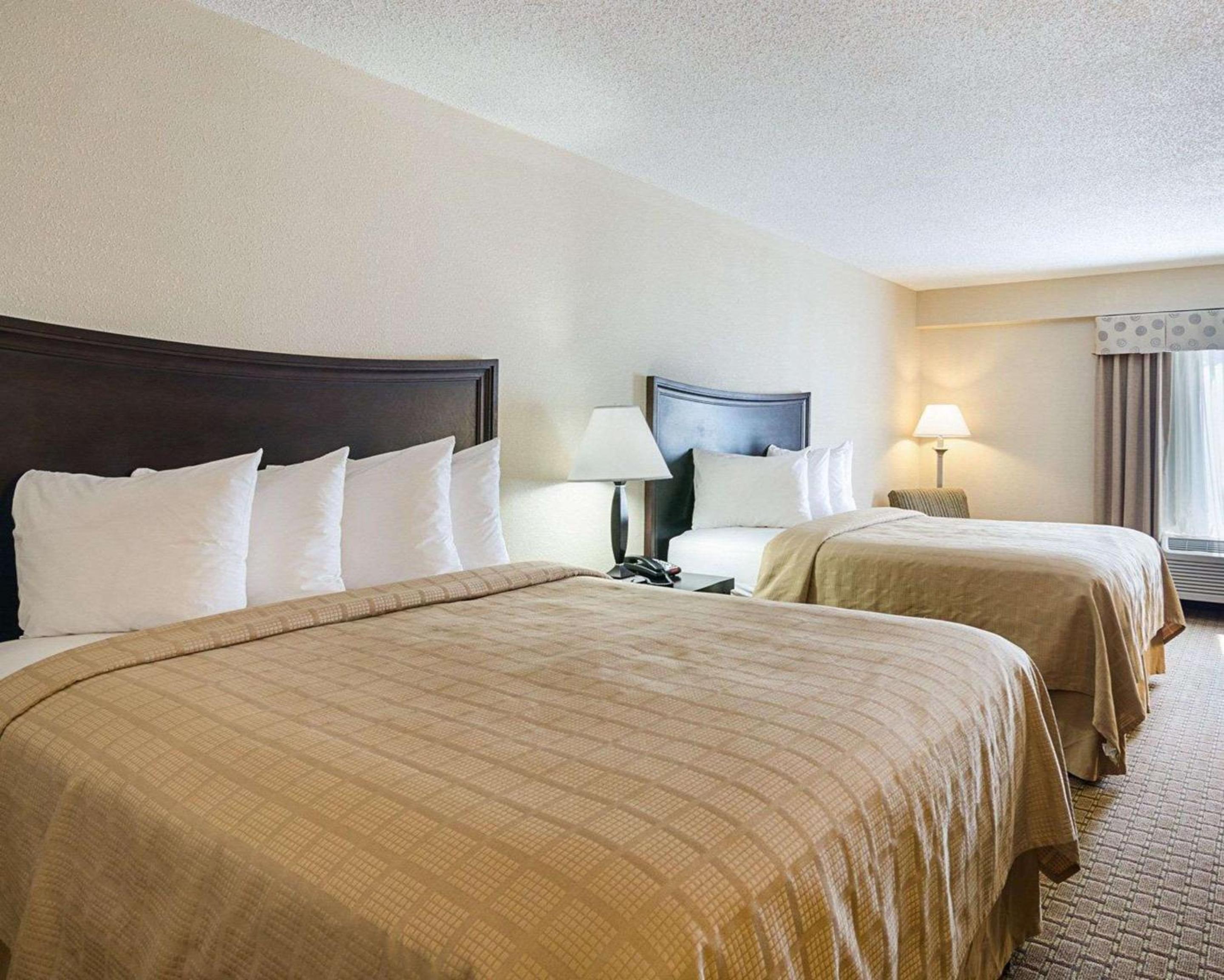 Queen Room with 2 Queen Beds - Non-Smoking - Photo 2