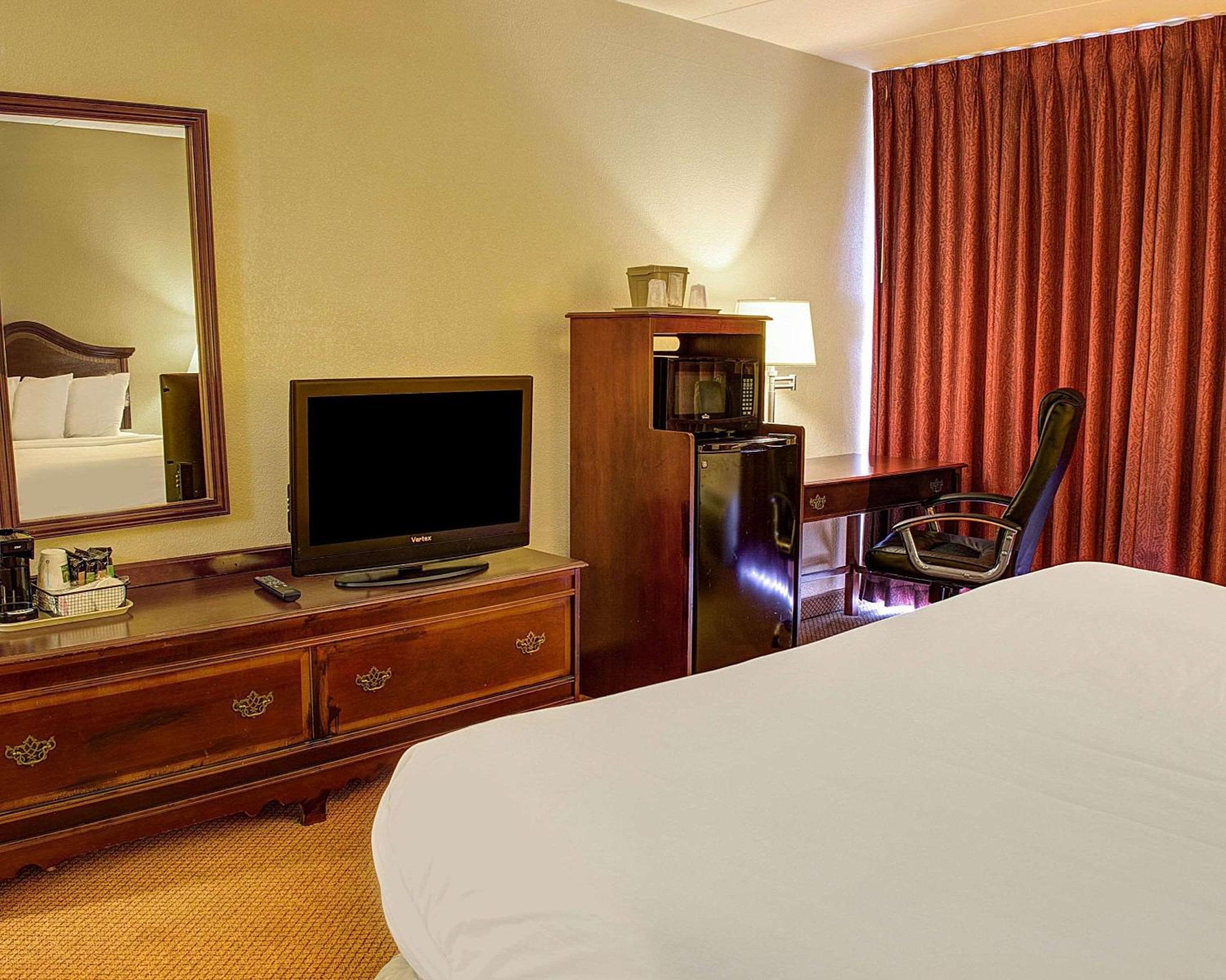 King Room - Non-Smoking - Photo 5