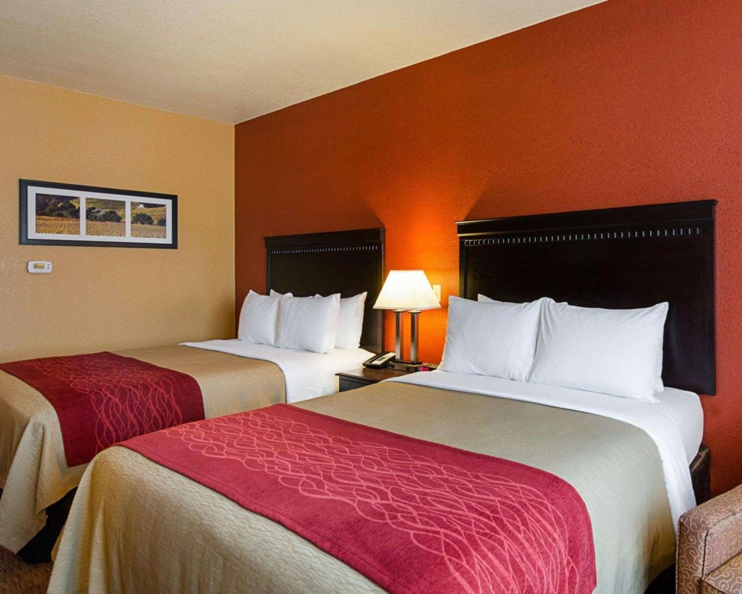 Queen Room with Two Queen Beds - Non-Smoking - Photo 2