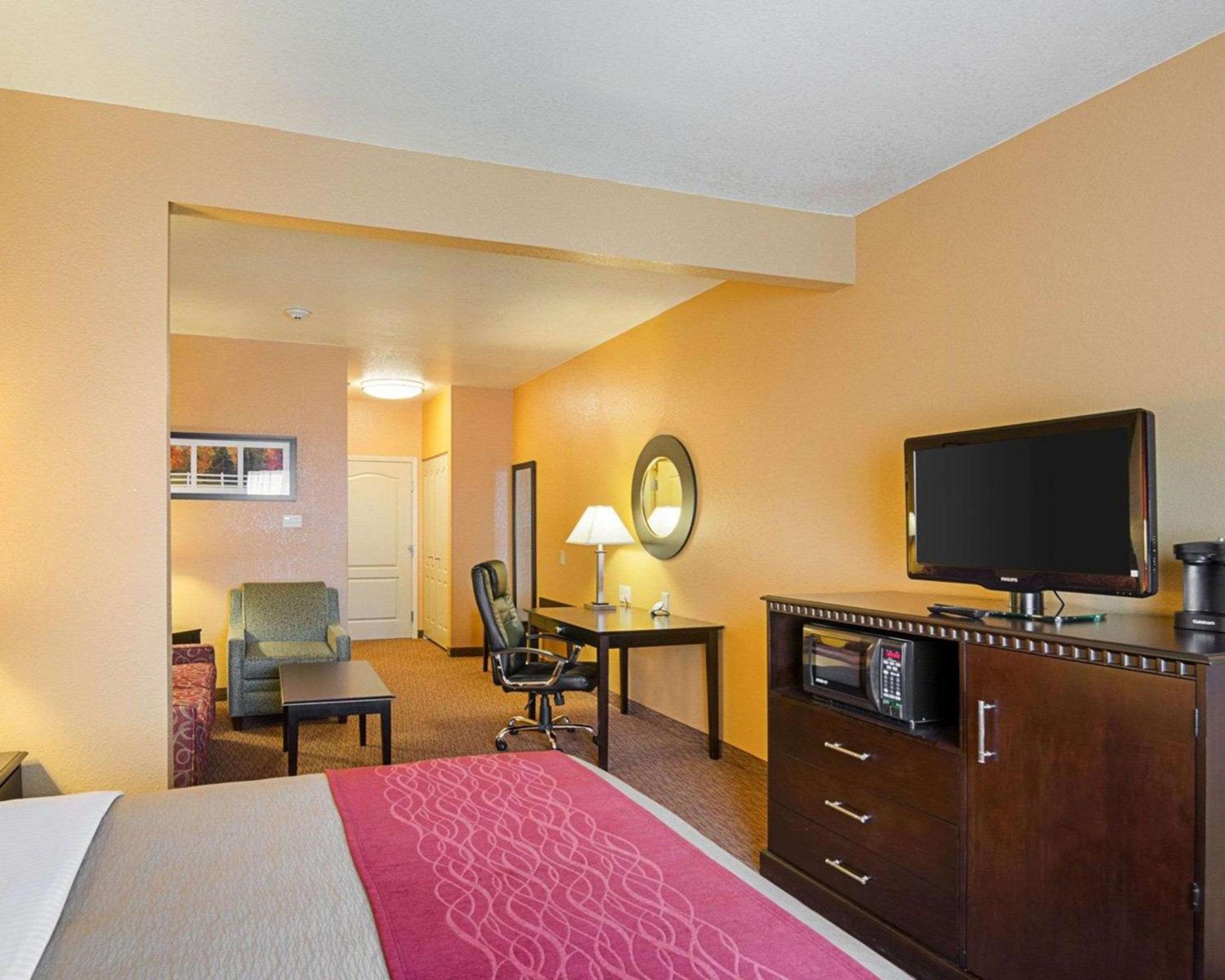 King Suite - Non-Smoking - Photo 2