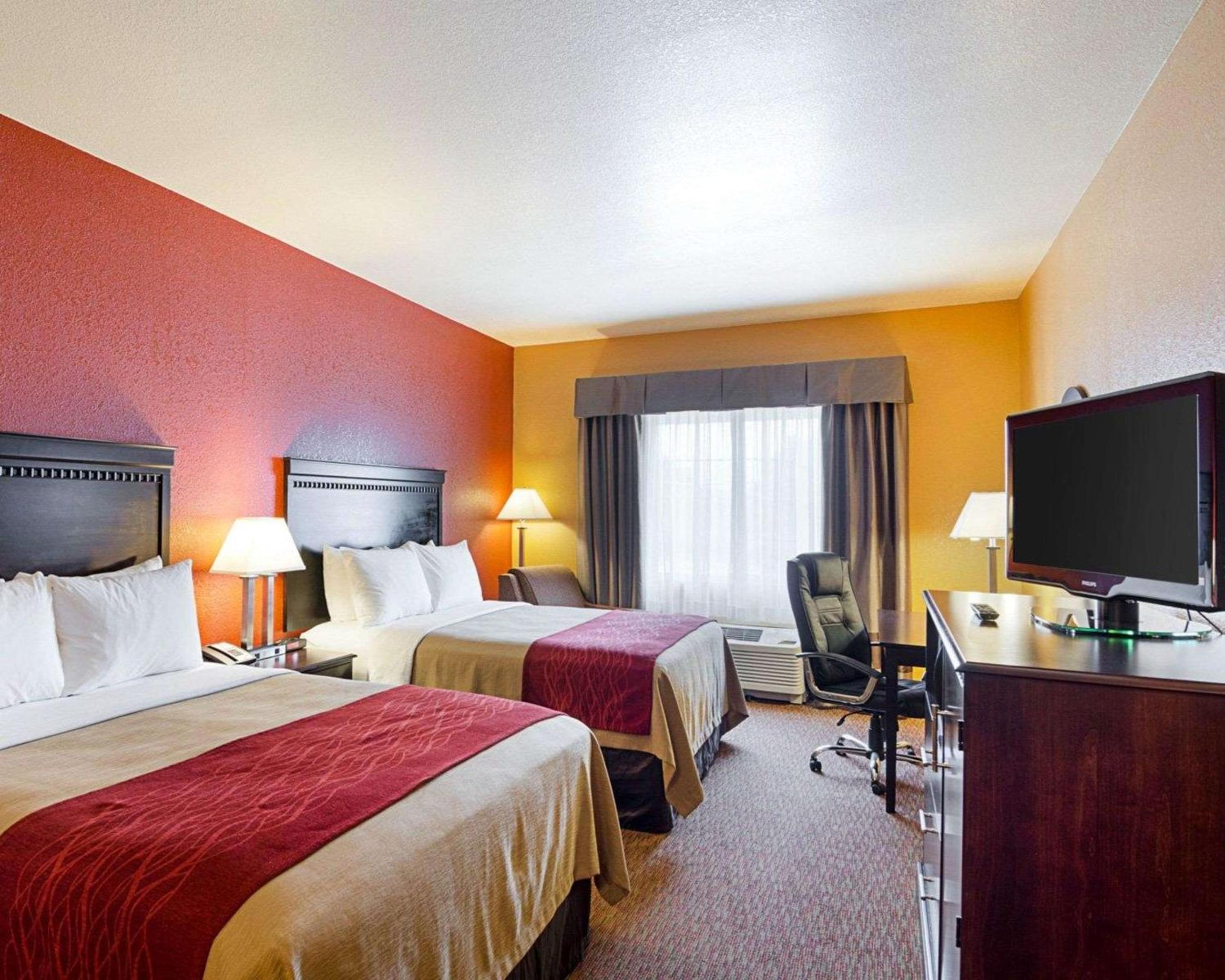Queen Room with Two Queen Beds - Non-Smoking - Photo 3