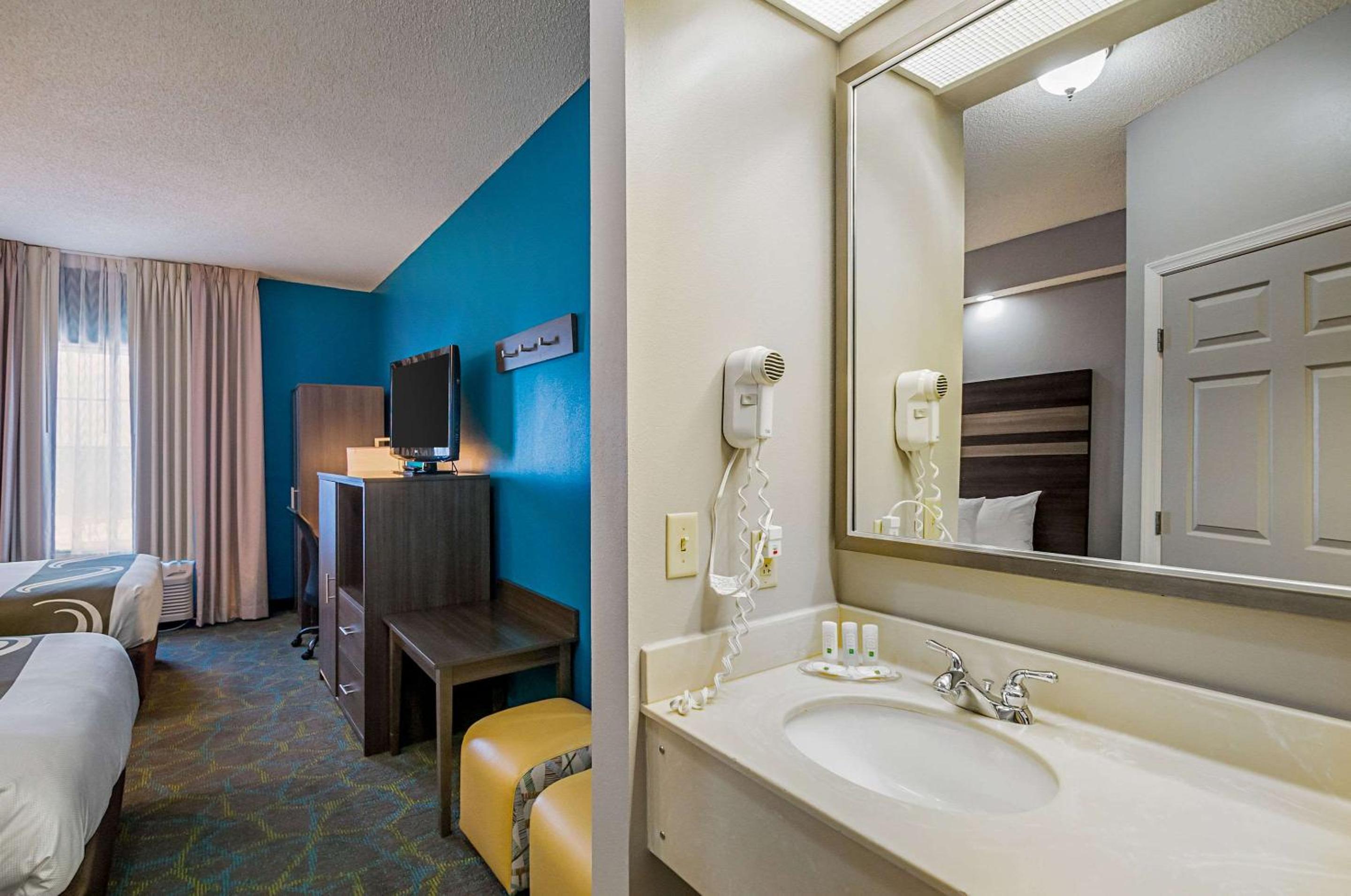 Double Room with Two Double Beds - Non-Smoking - Photo 2