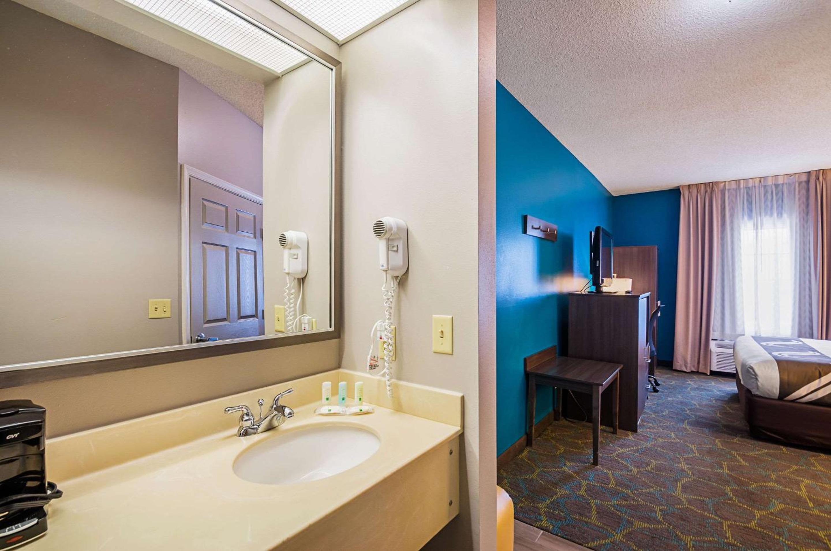 King Room - Non-Smoking - Photo 5