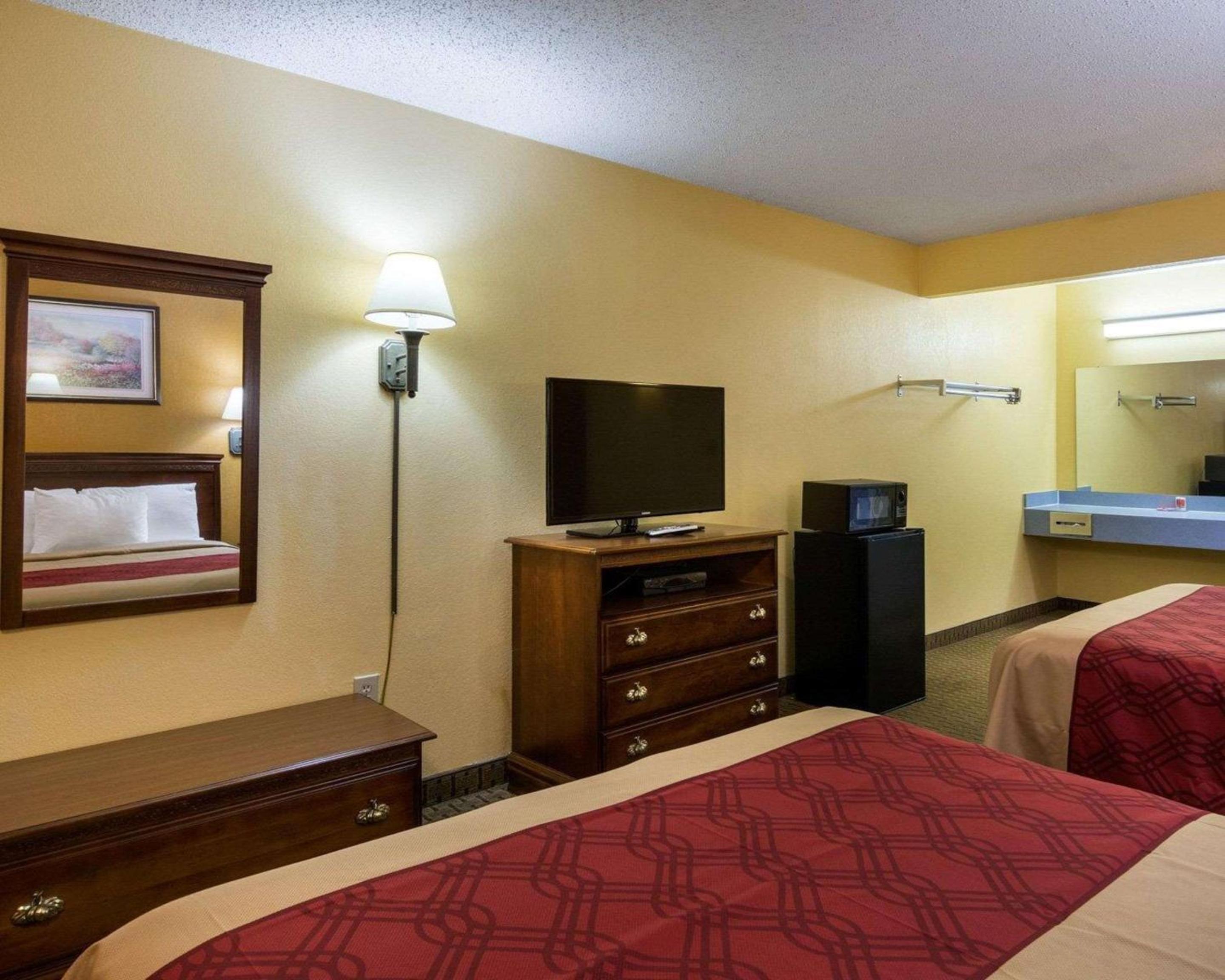 Queen Room with Two Queen Beds - Smoking - Photo 4