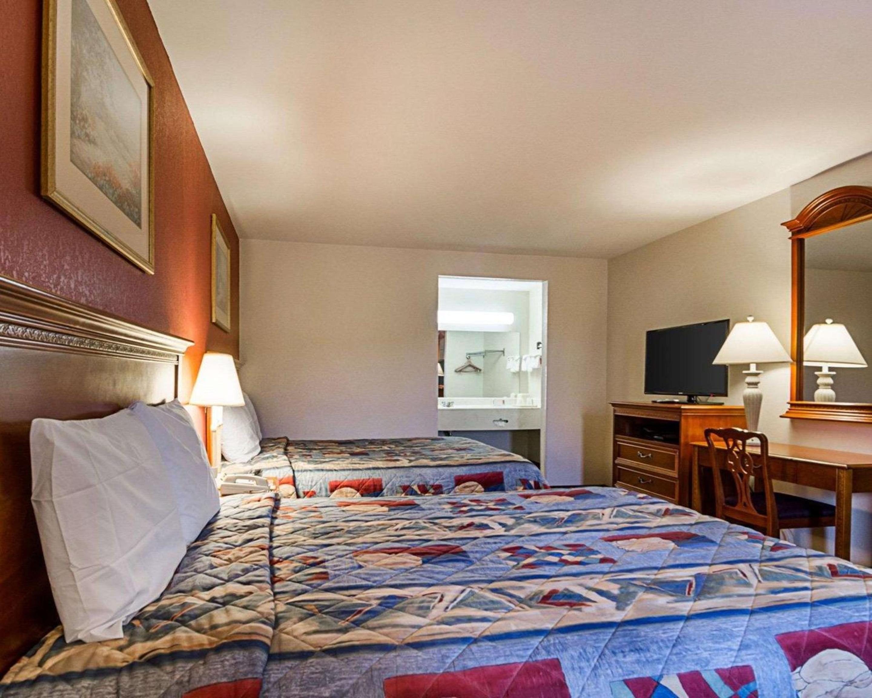 Queen Room with Two Queen Beds - Smoking - Photo 5