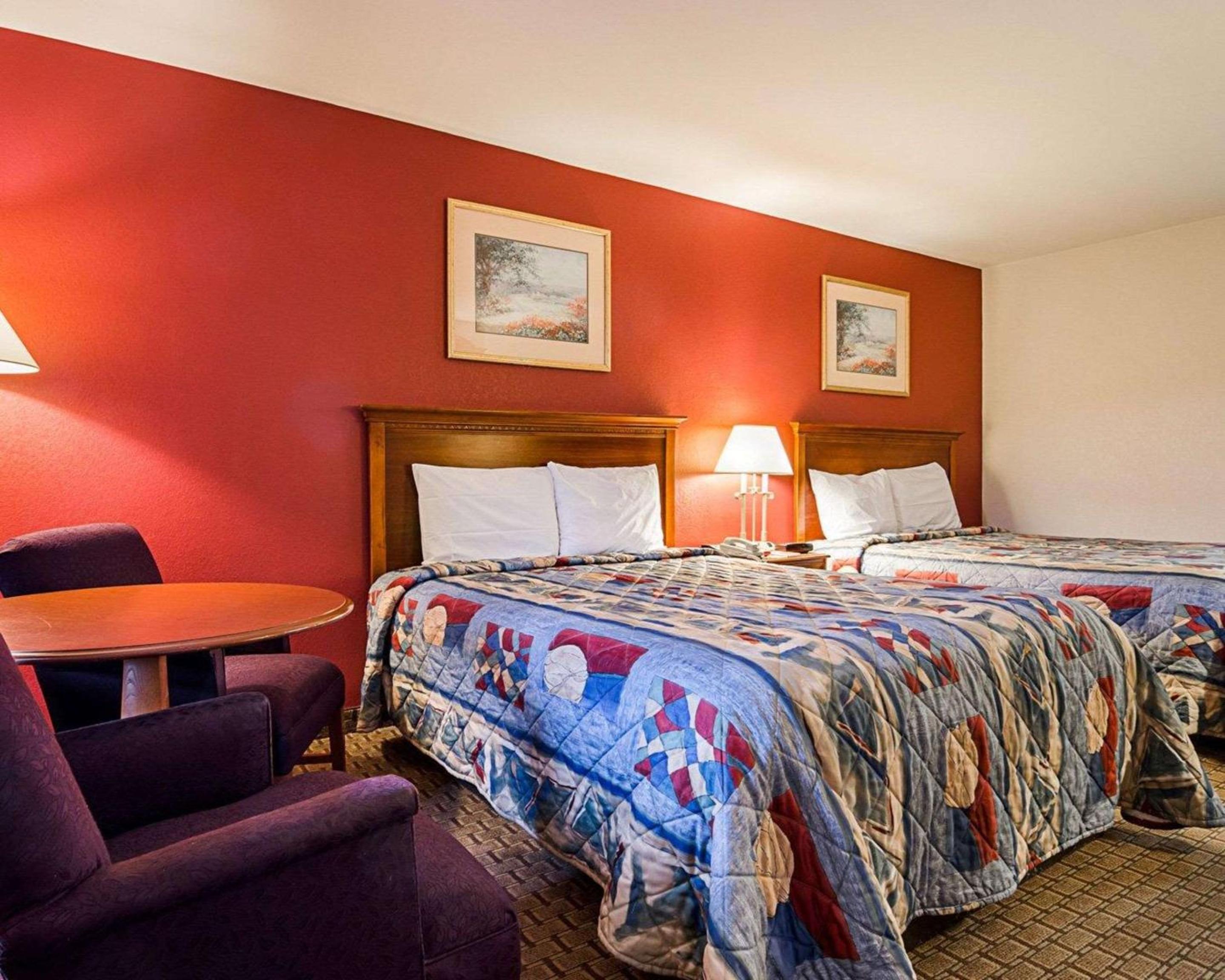 Queen Room with Two Queen Beds - Smoking - Photo 3