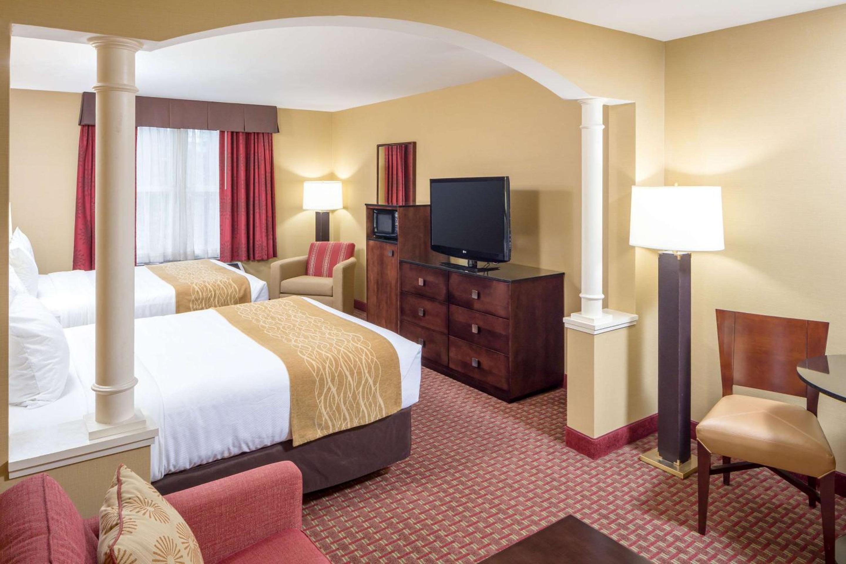 Queen Room with Two Queen Beds - Non-Smoking - Photo 4