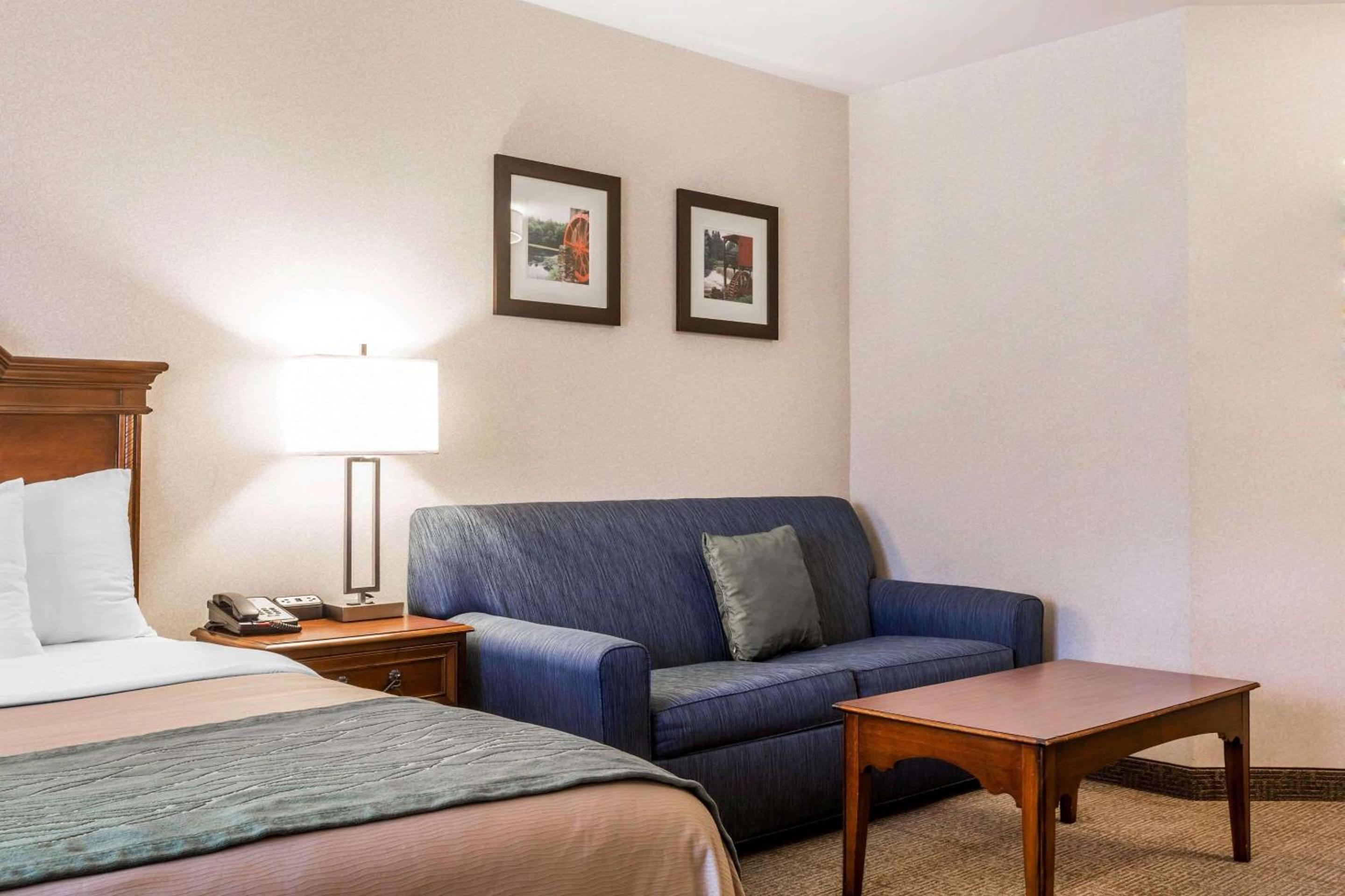 King Room with Sofa Bed - Non-Smoking - Photo 17