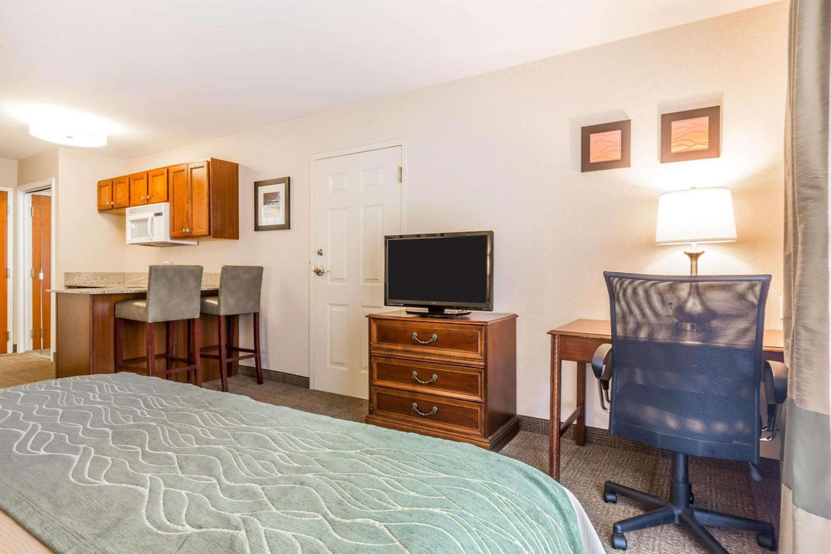 Standard King Room - Non-Smoking  - Photo 8