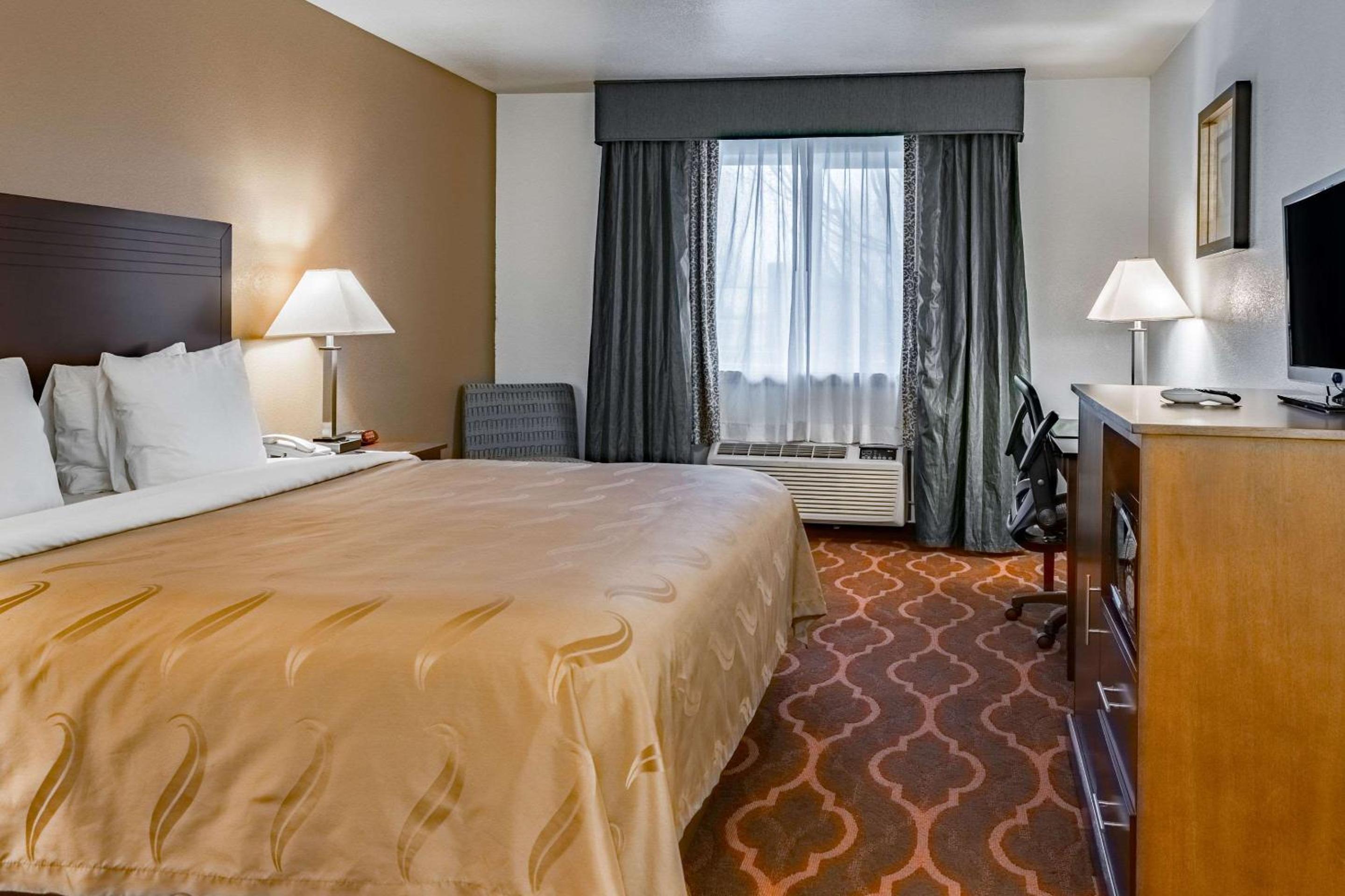 King Room - Non-Smoking - Photo 1