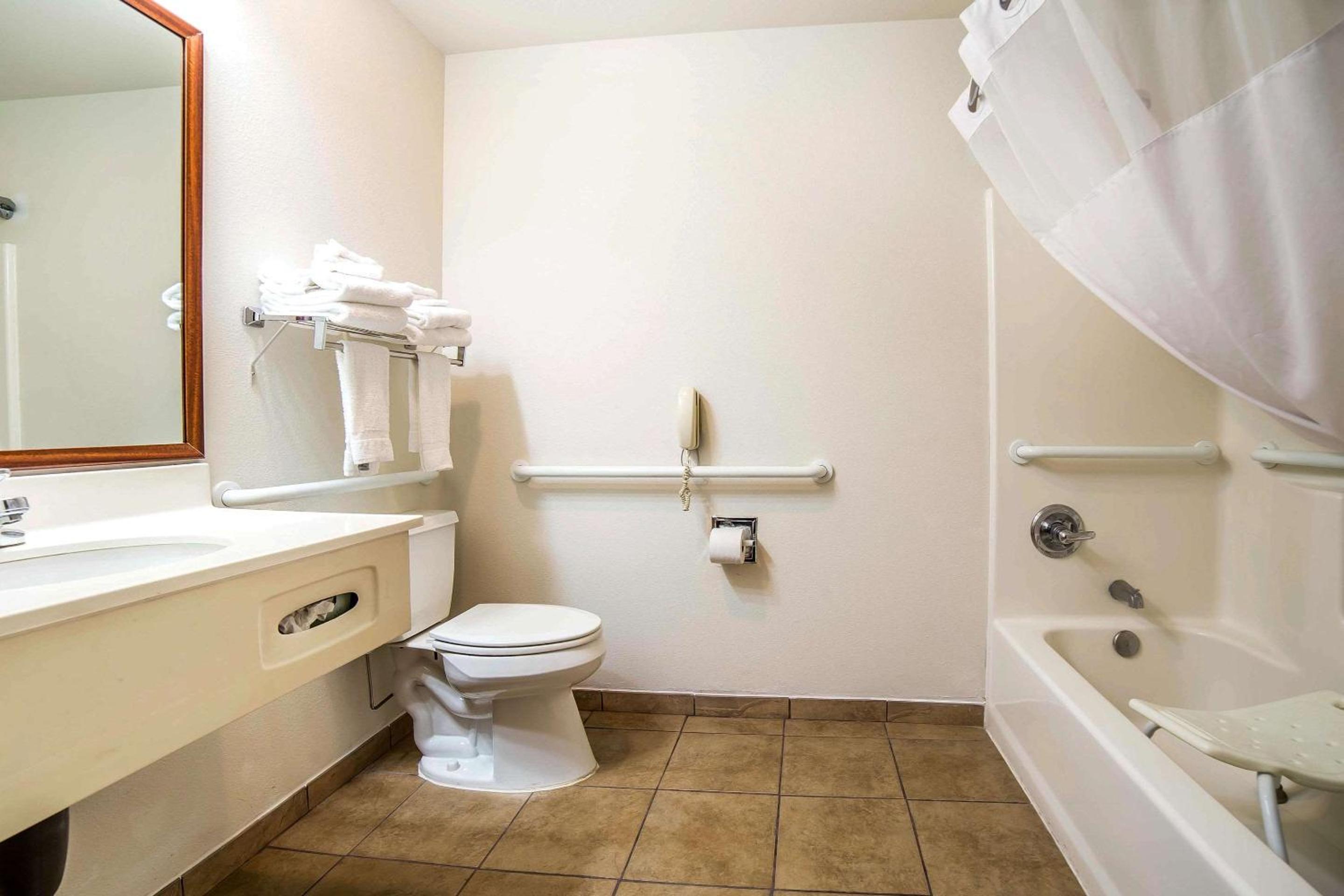 Queen Room with Two Queen Beds - Accessible/Non-Smoking  photo 3