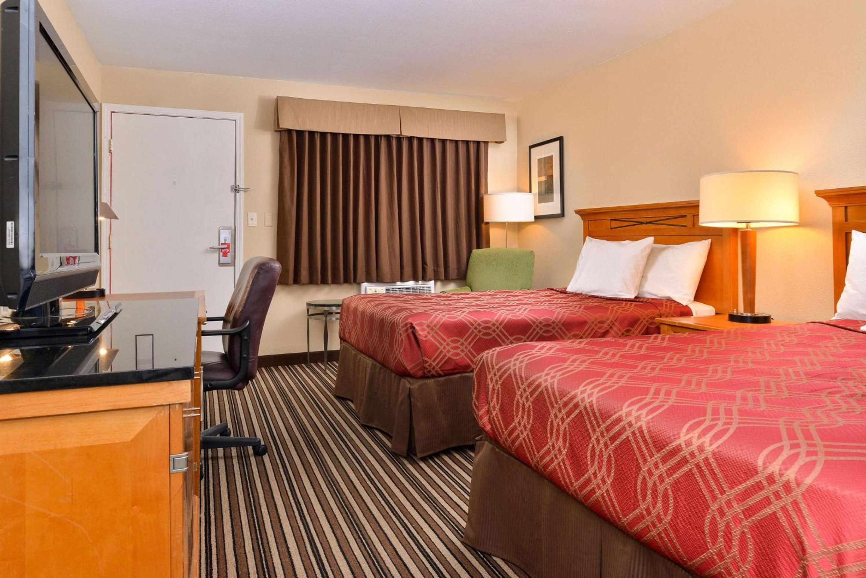 Double Room with Two Double Beds - Smoking - Photo 1