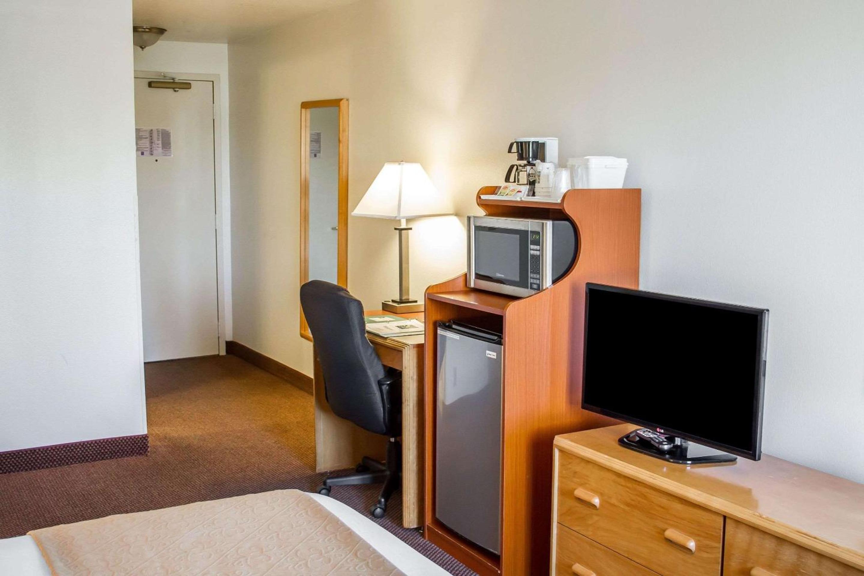 King Suite - Non-Smoking - Photo 2