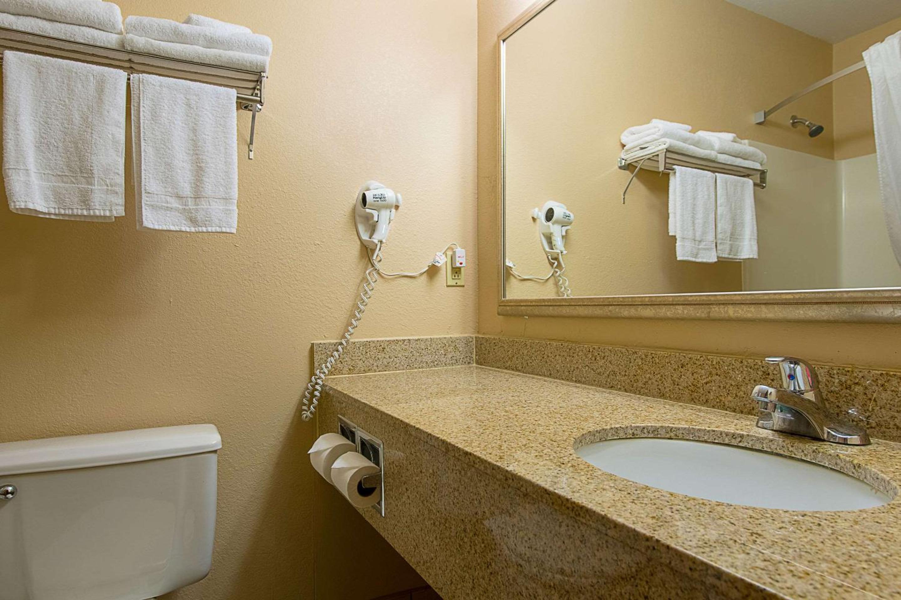 Queen Room - Non-Smoking - Photo 4