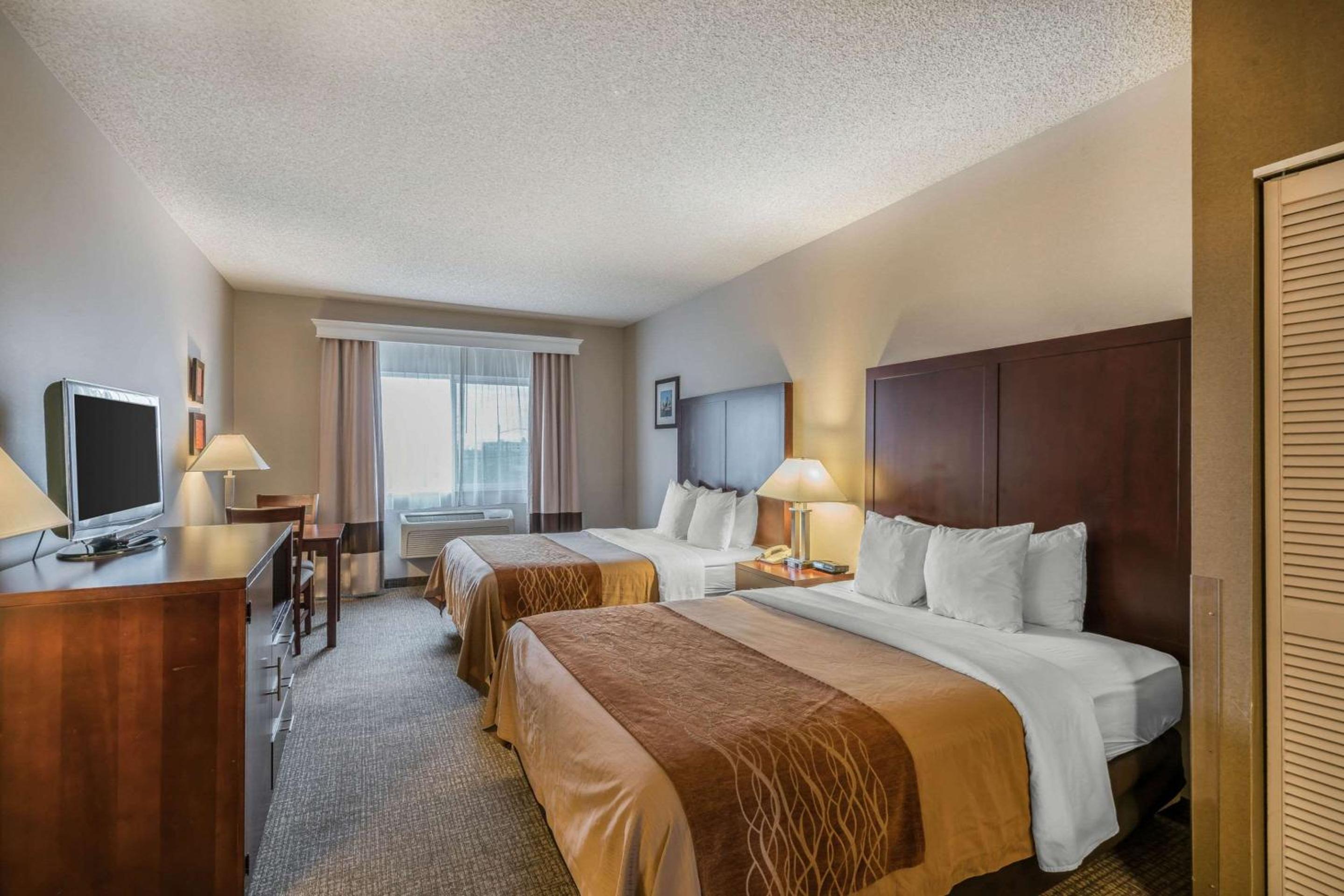 Queen Room with Two Queen Beds - Non-Smoking - Photo 7