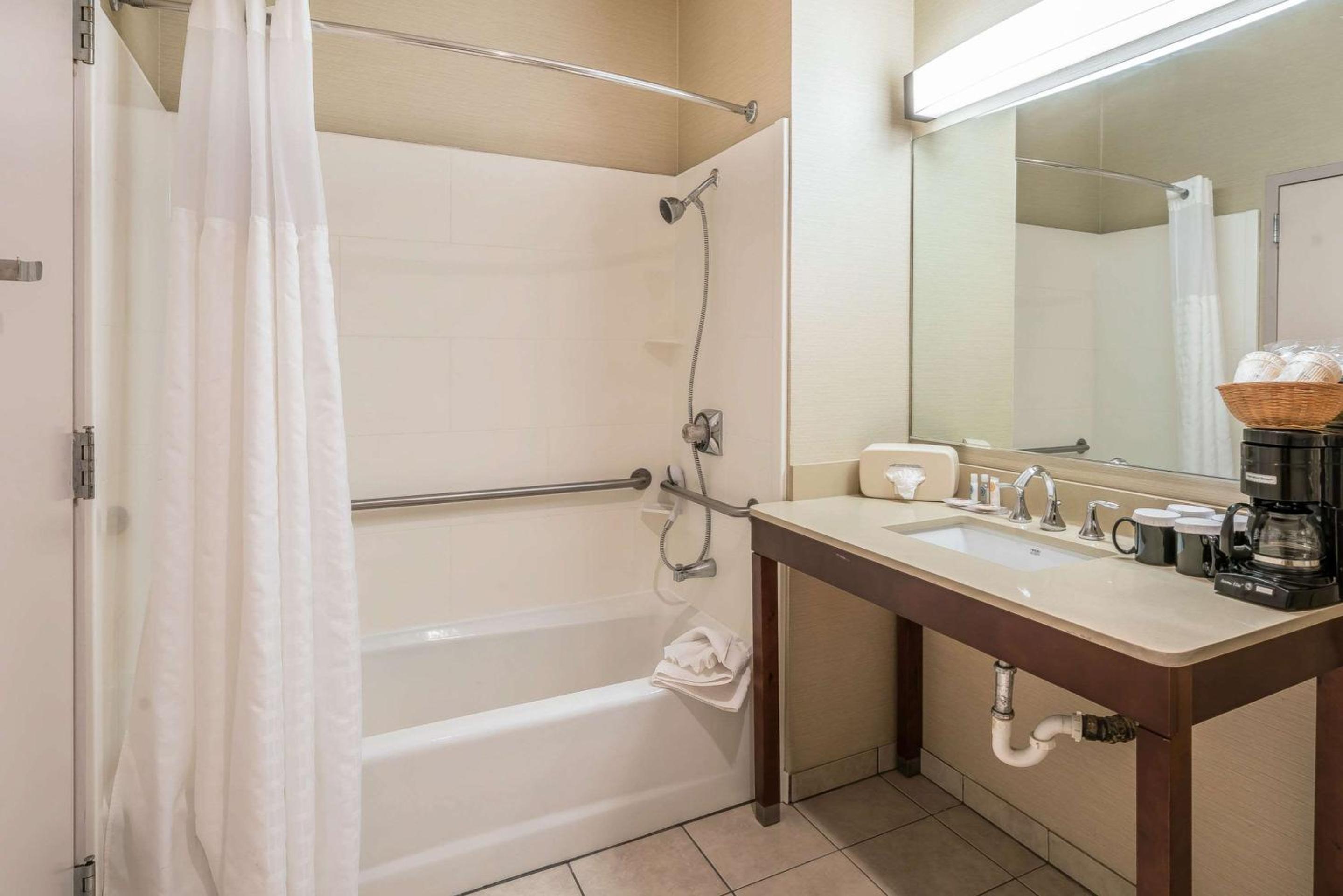 King Suite - Accessible/Non-Smoking - Photo 2