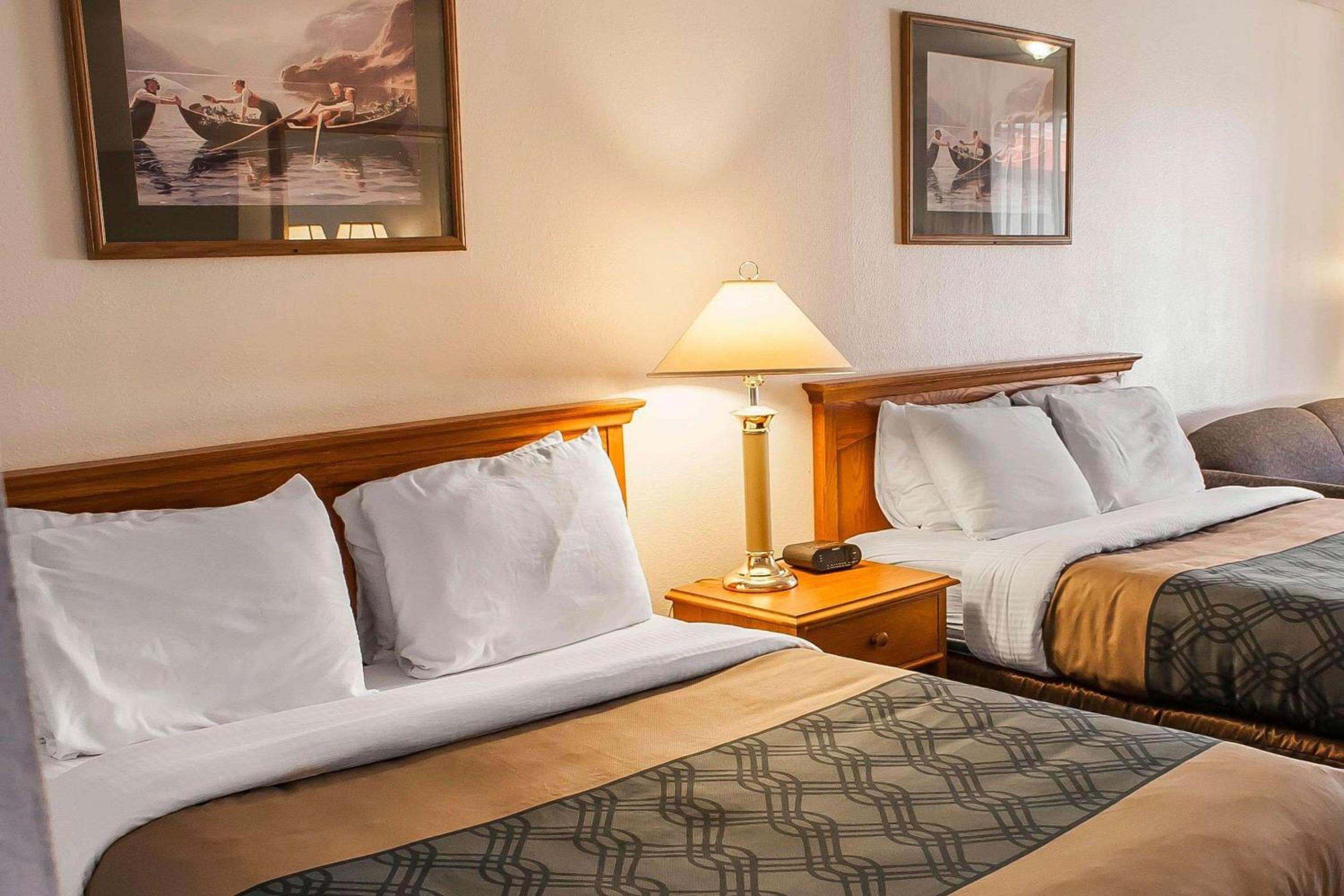 Queen Room With Two Queen Beds - Non-Smoking photo 3