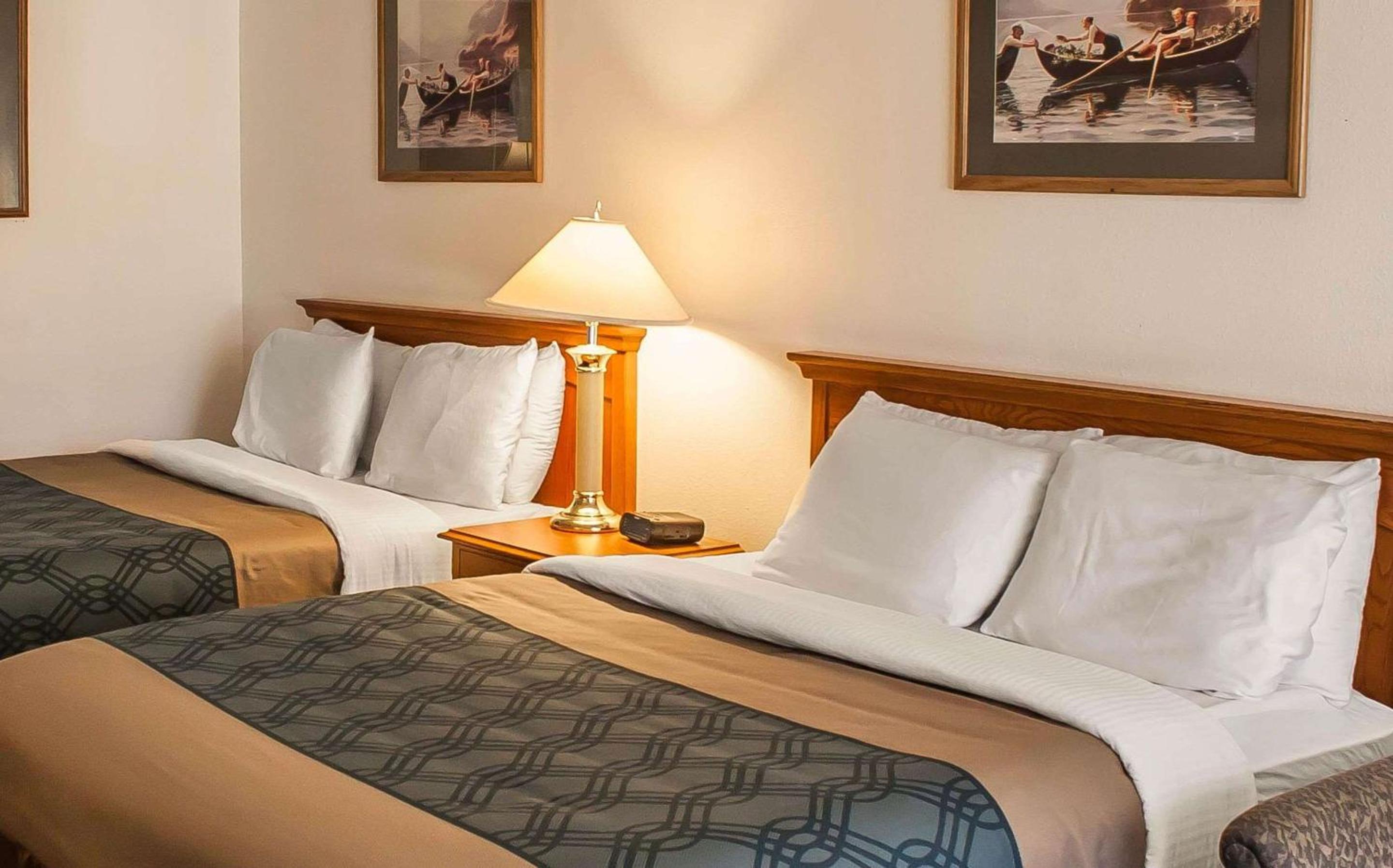 Queen Room With Two Queen Beds - Non-Smoking photo 2