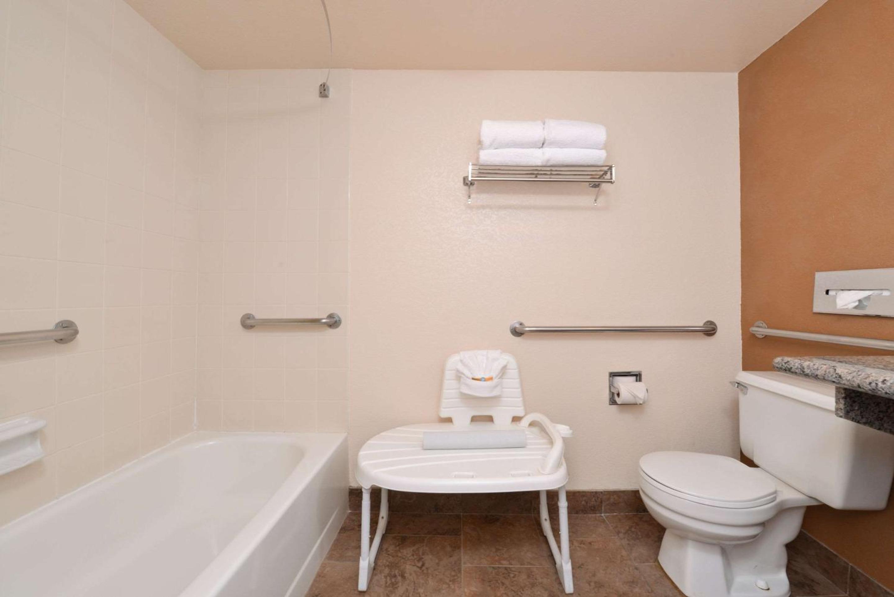 Queen Room with Two Queen Beds - Accessible/Non-Smoking  - Photo 4