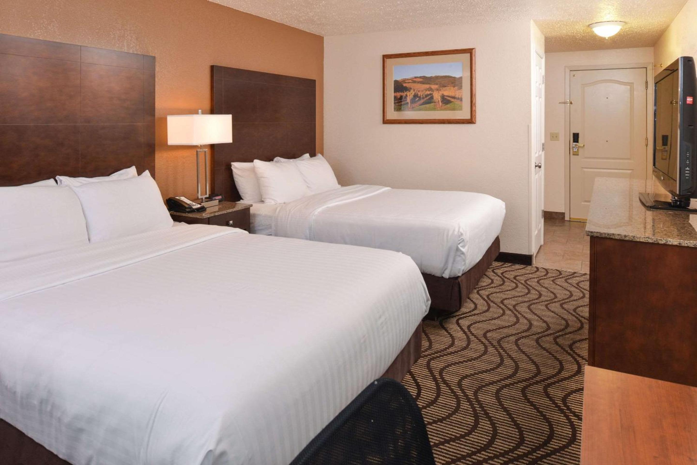 Queen Room with Two Queen Beds - Accessible/Non-Smoking  - Photo 3