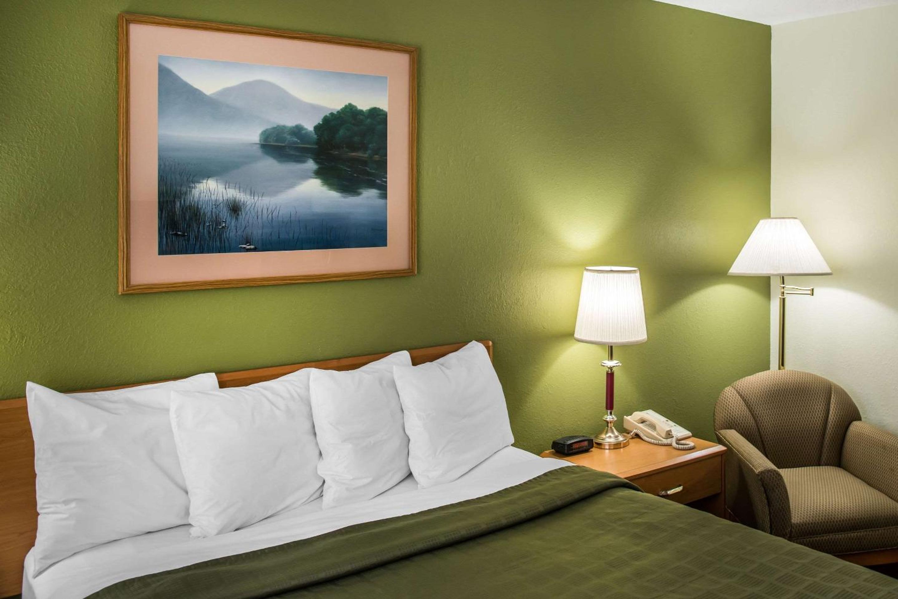 Queen Room - Non-Smoking - Photo 3