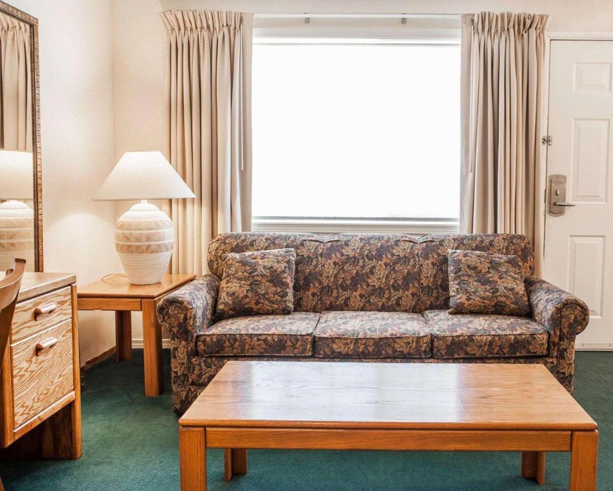 Standard King Room with Kitchenette - Non-Smoking  photo 1