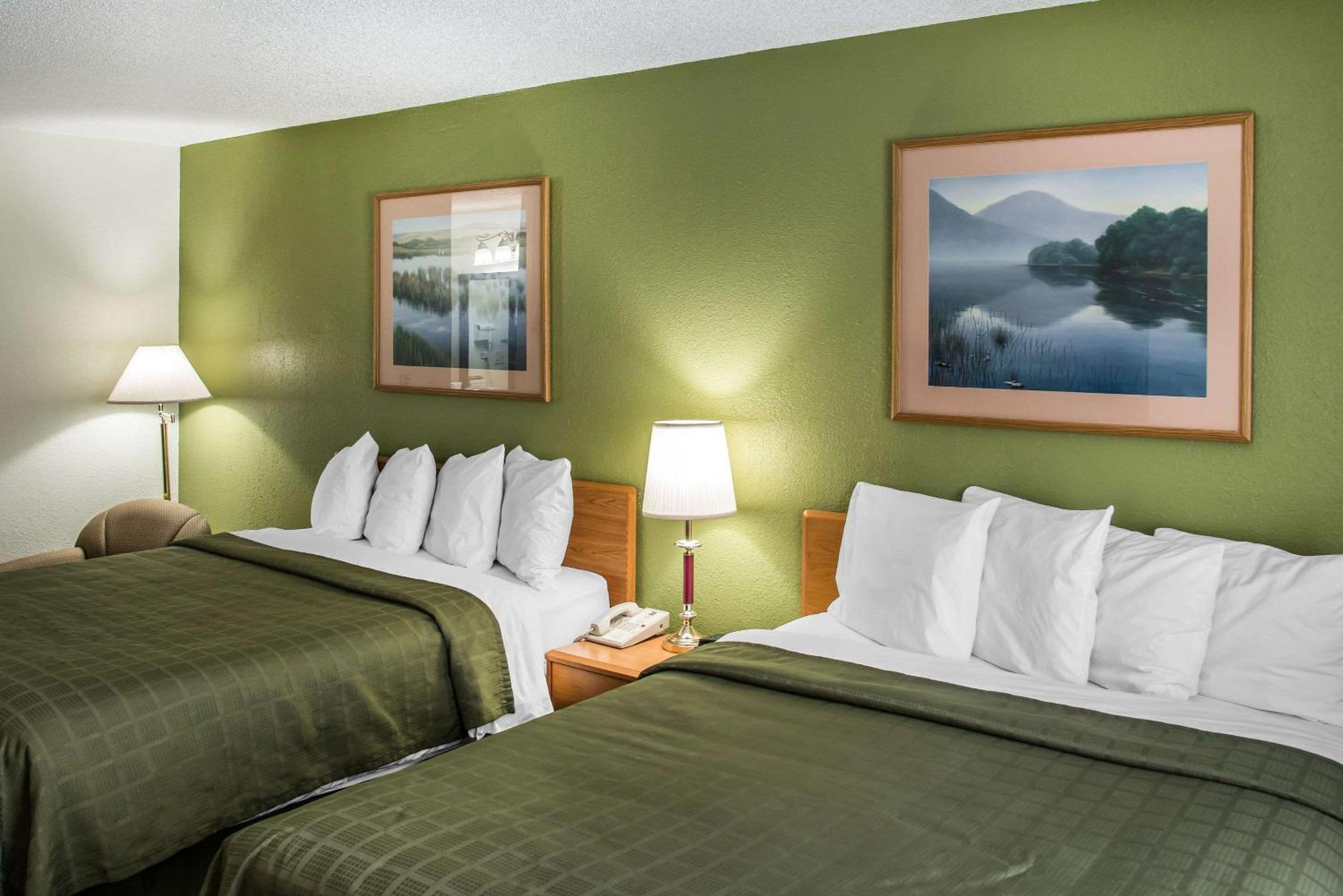 Queen Room with Two Queen Beds - Non-Smoking - Photo 5