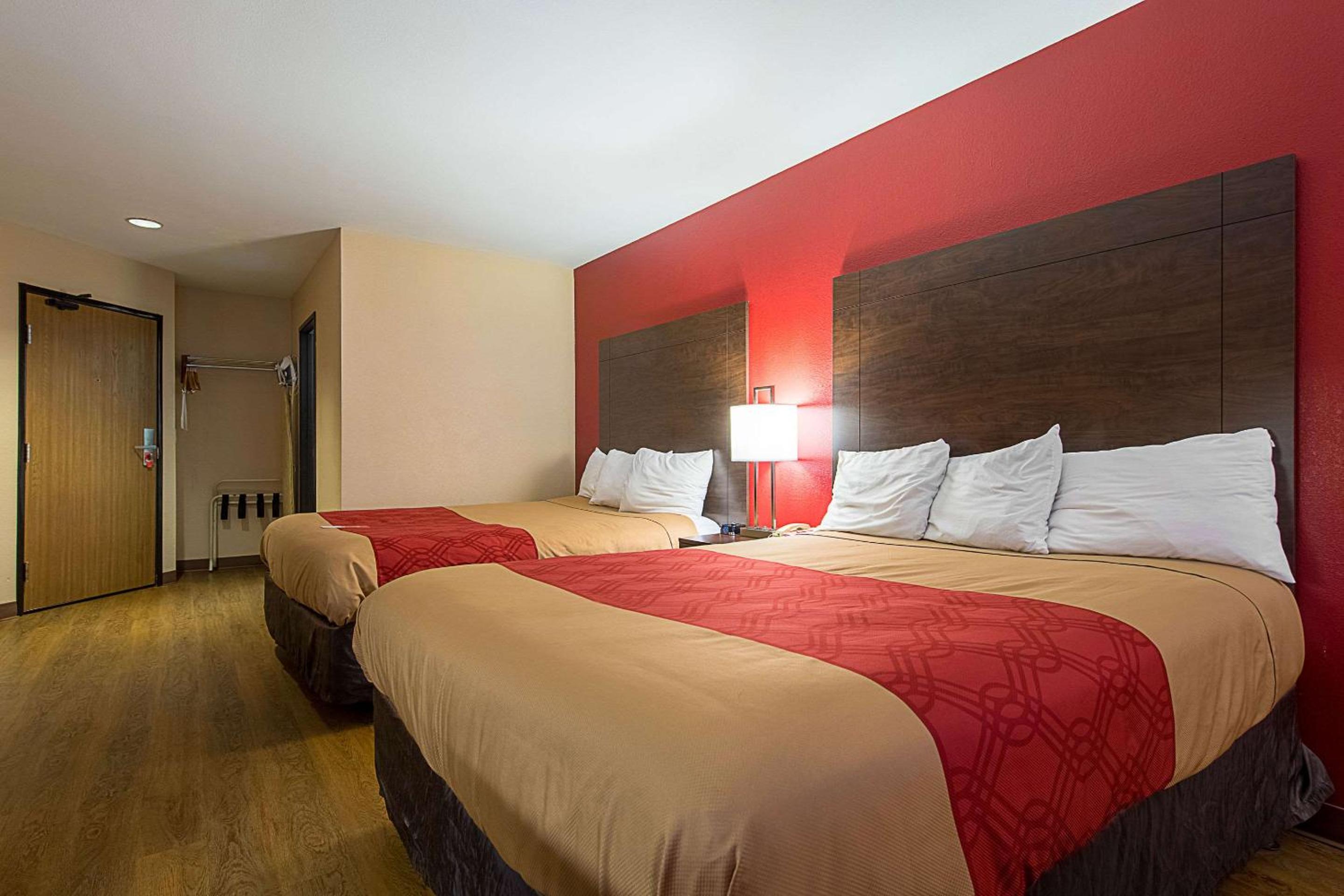 Queen Room with Two Queen Beds - Non-Smoking - Photo 3