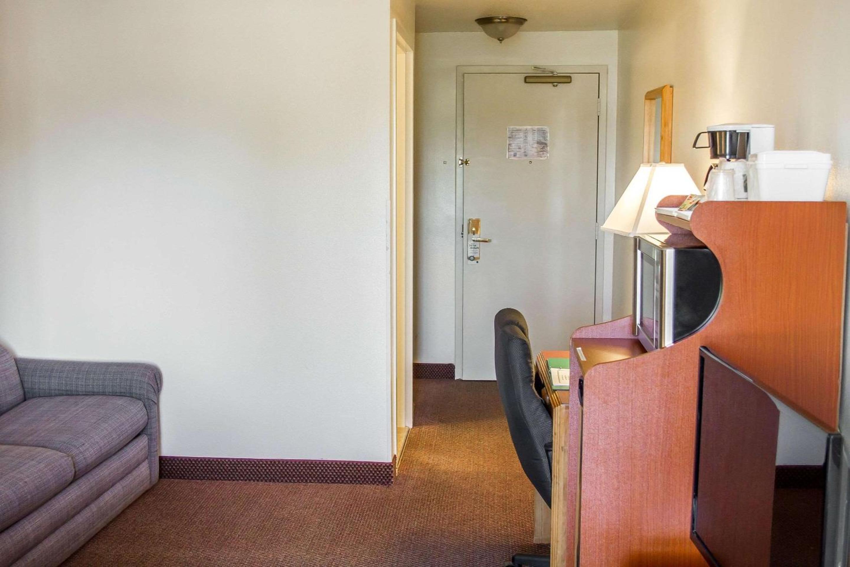 King Suite - Non-Smoking - Photo 4
