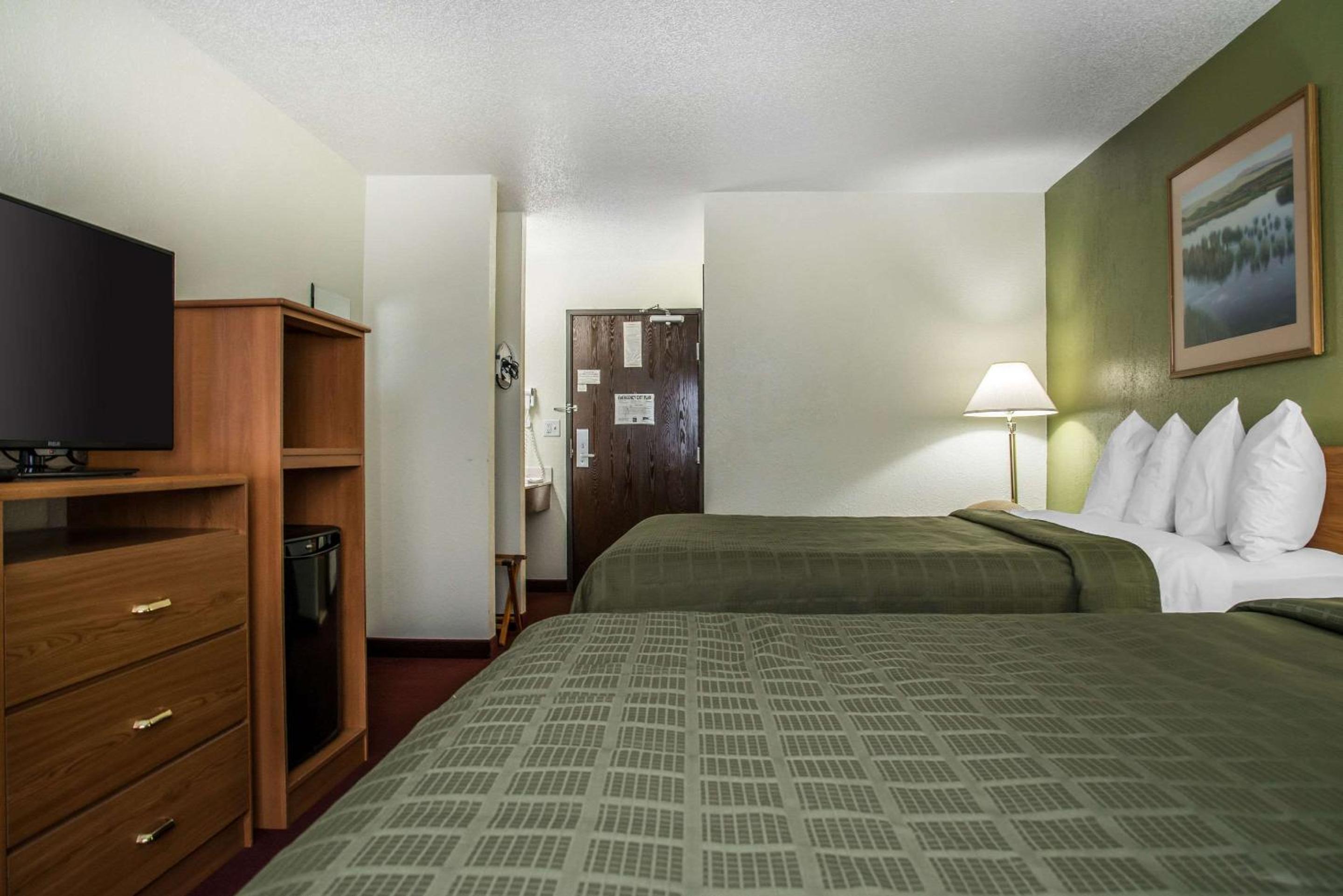 Queen Room with Two Queen Beds - Non-Smoking - Photo 2