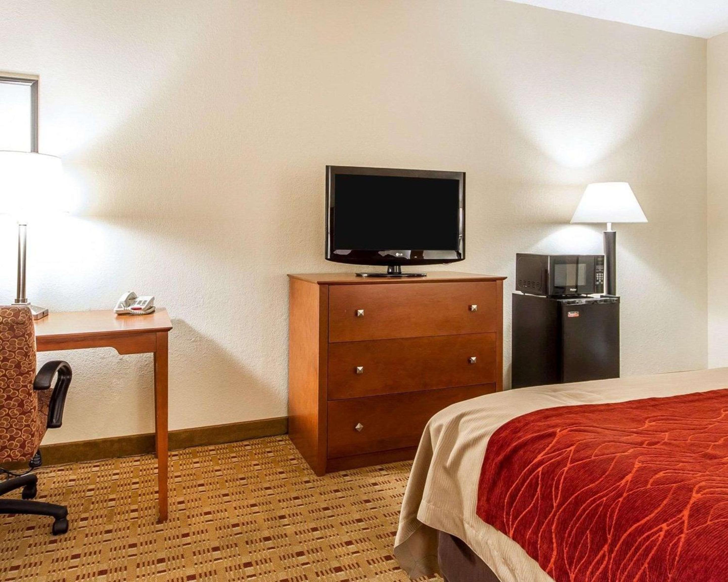 Queen Room - Non-Smoking - Photo 1