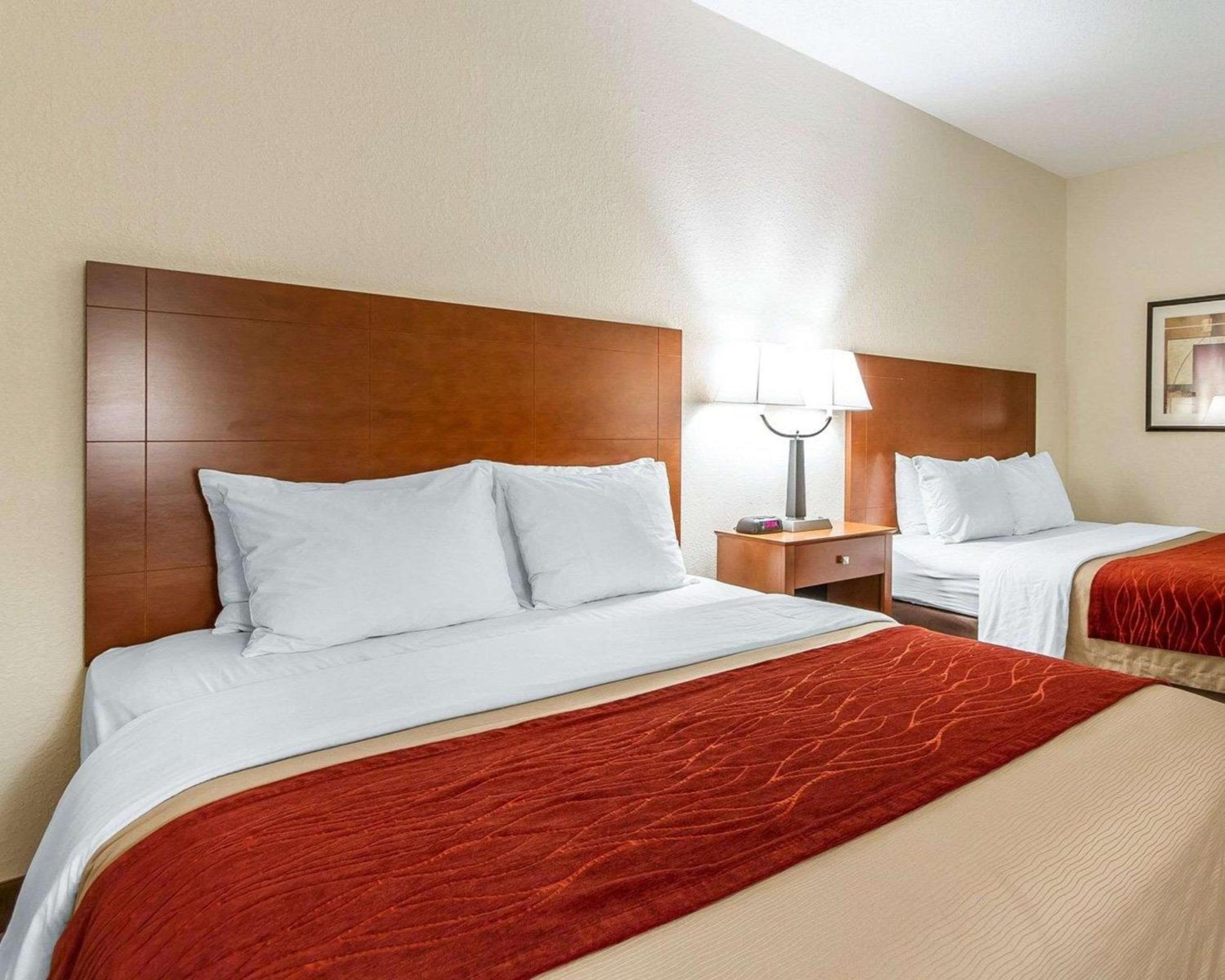 Queen Room with Two Queen Beds - Non-Smoking - Photo 1