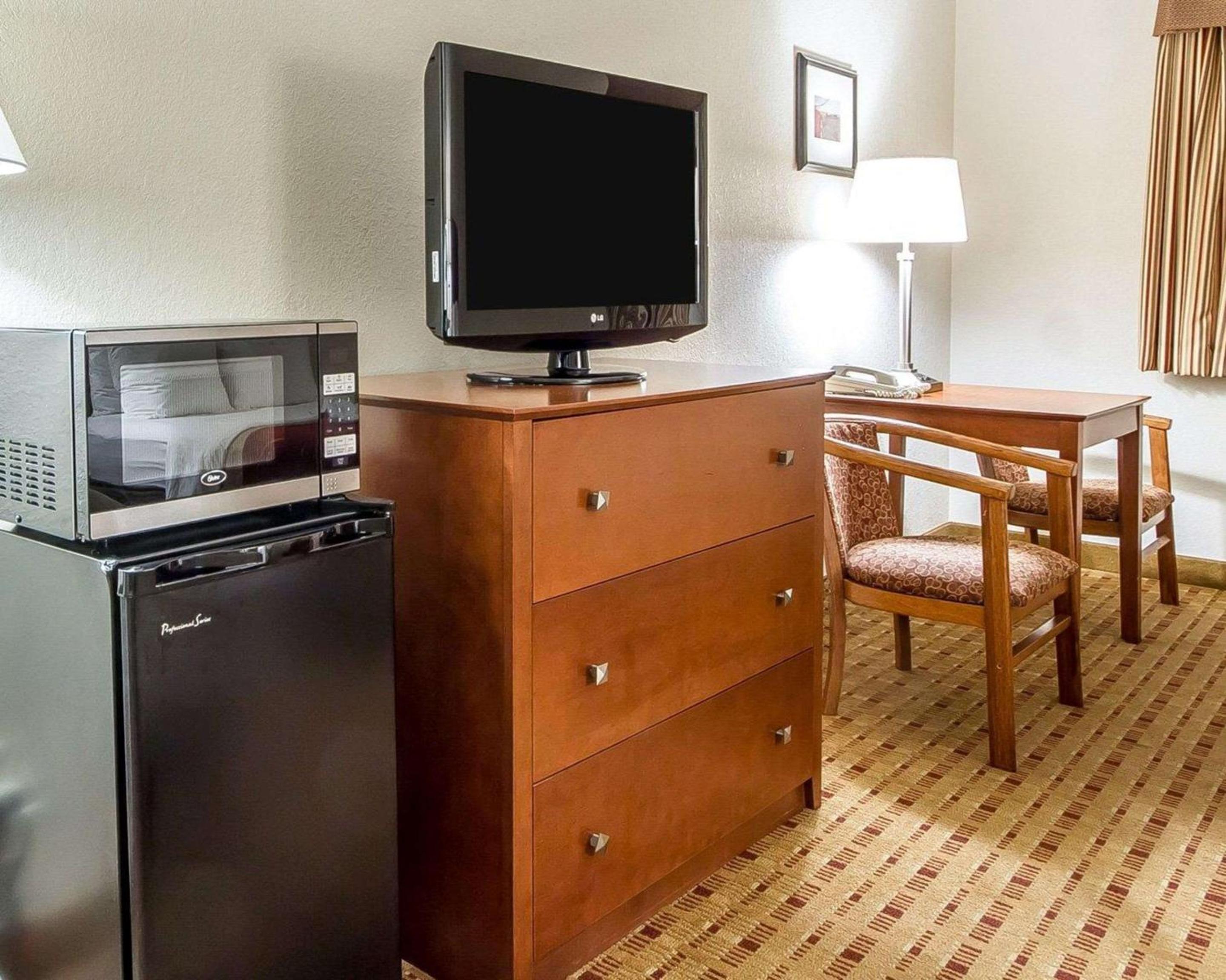 Queen Room with Two Queen Beds - Non-Smoking - Photo 2