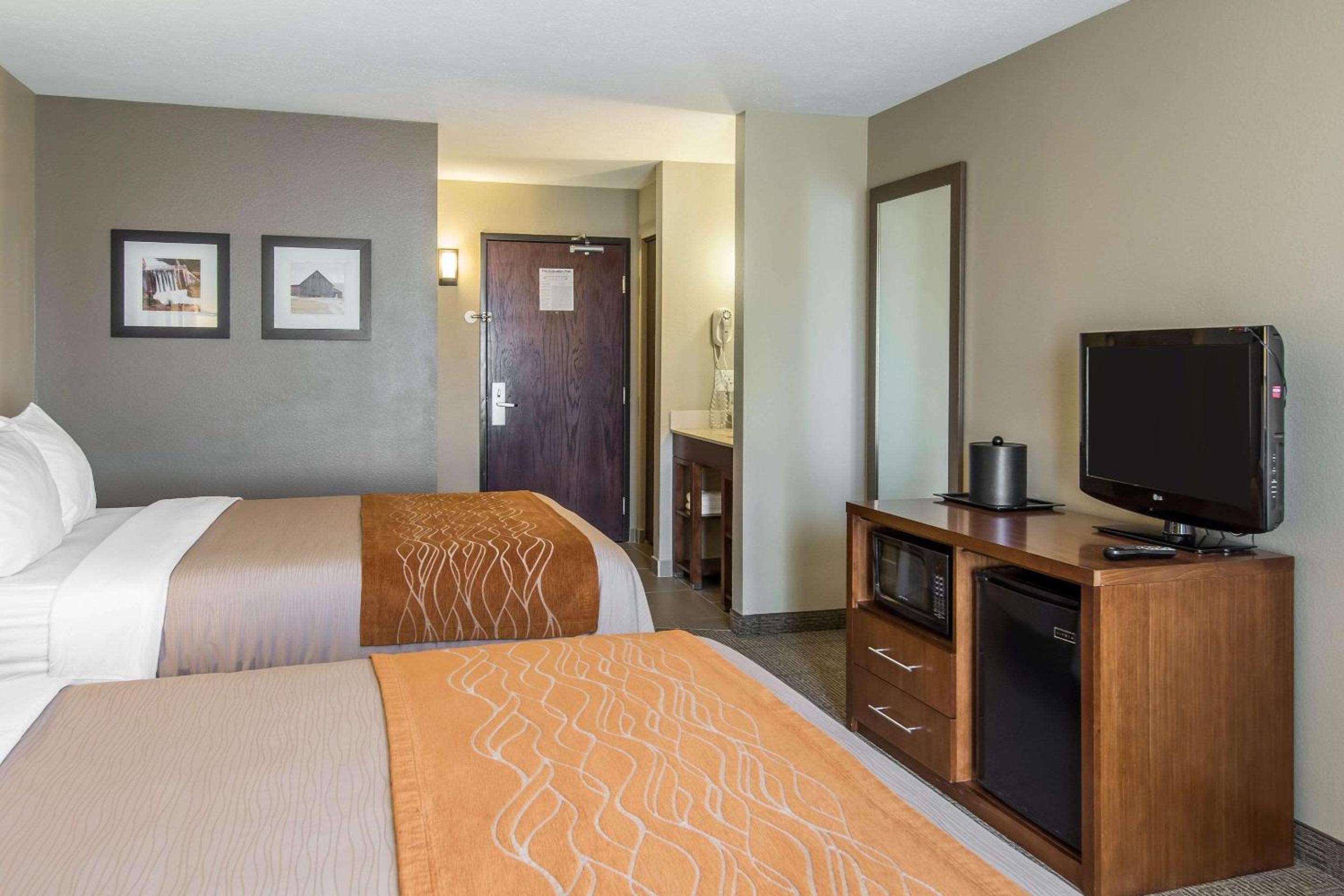 Queen Room with Two Queen Beds - Non-Smoking - Photo 6