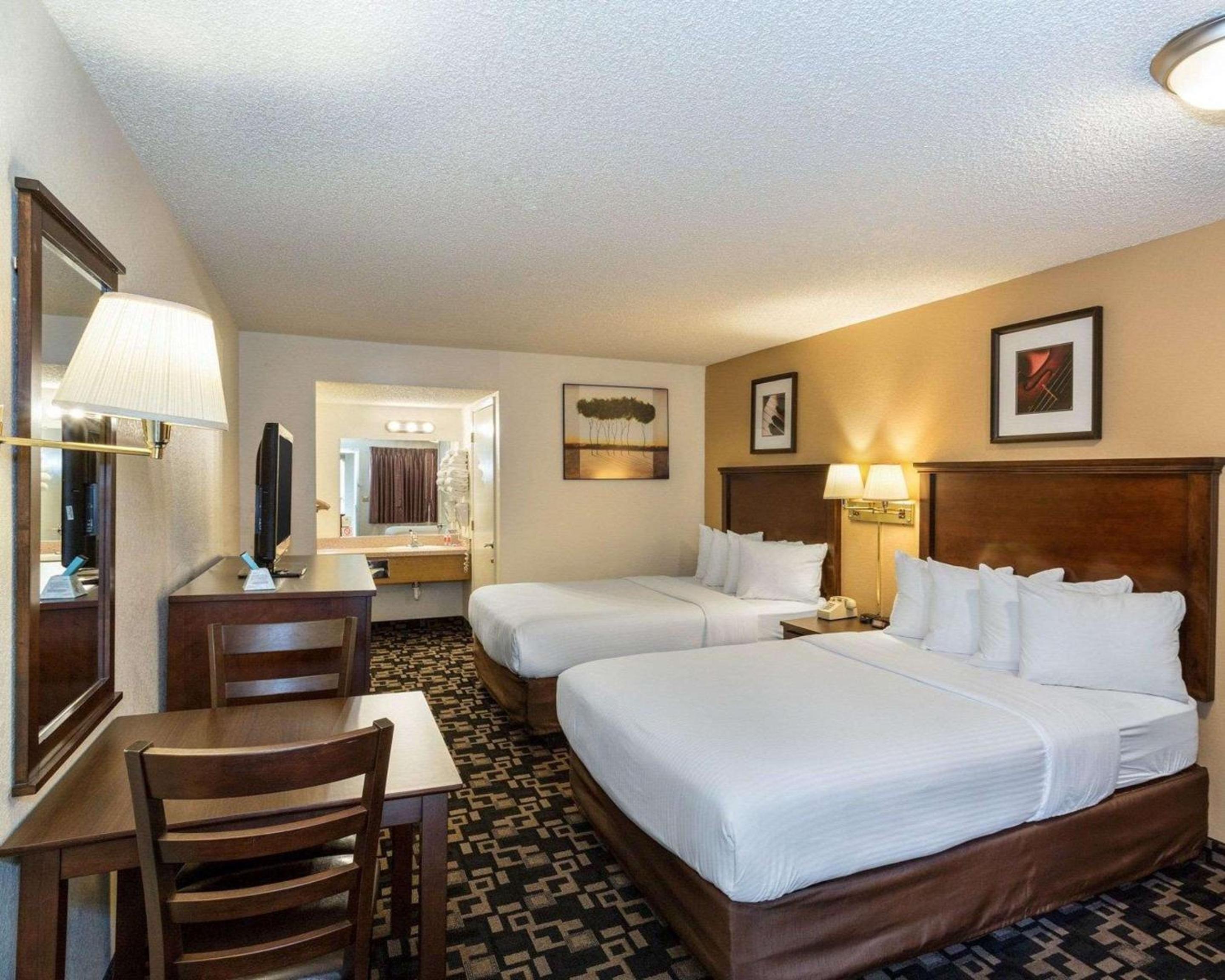 Queen Room with Two Queen Beds - Non-Smoking - Photo 3