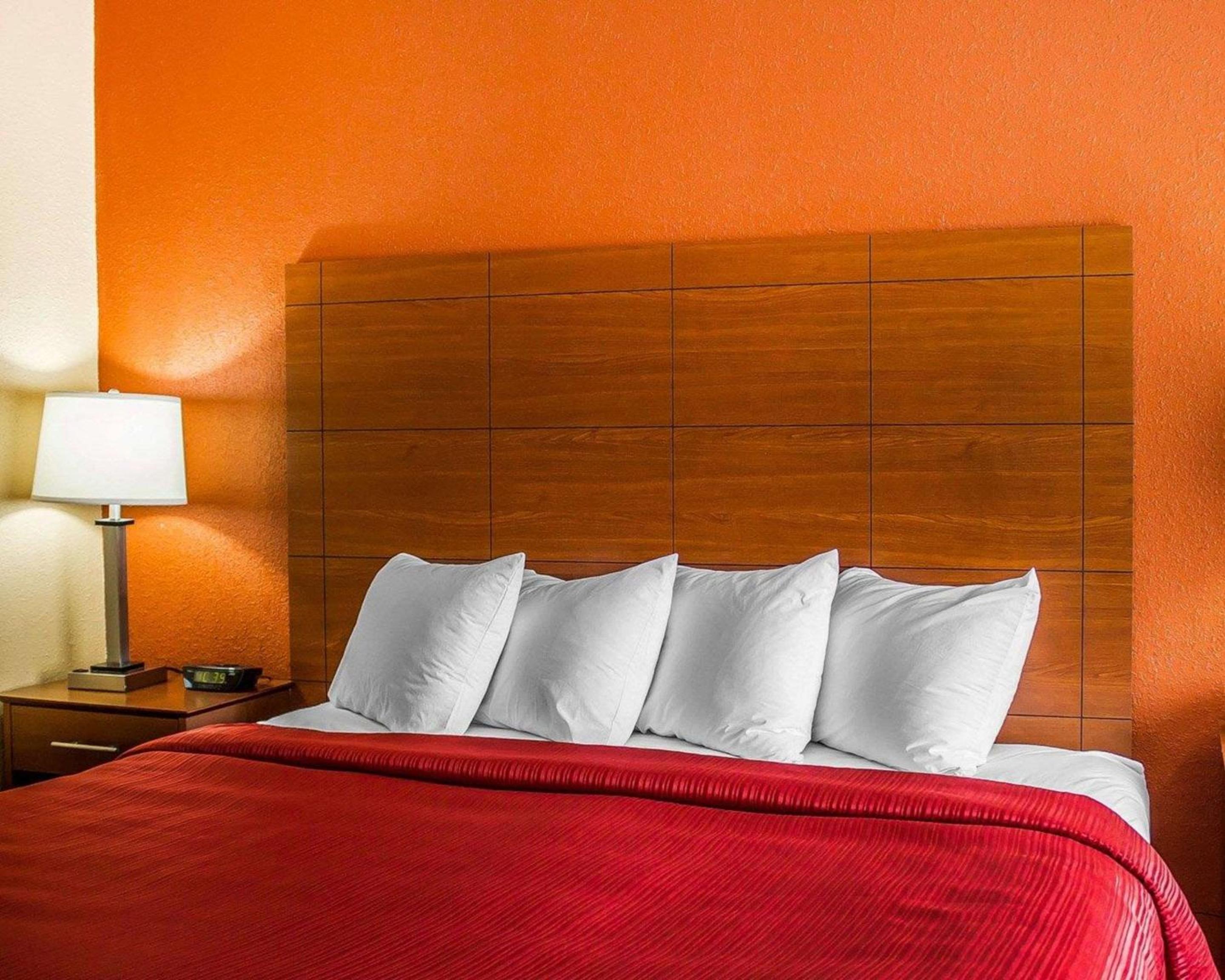 King Room - Non-Smoking - Photo 5