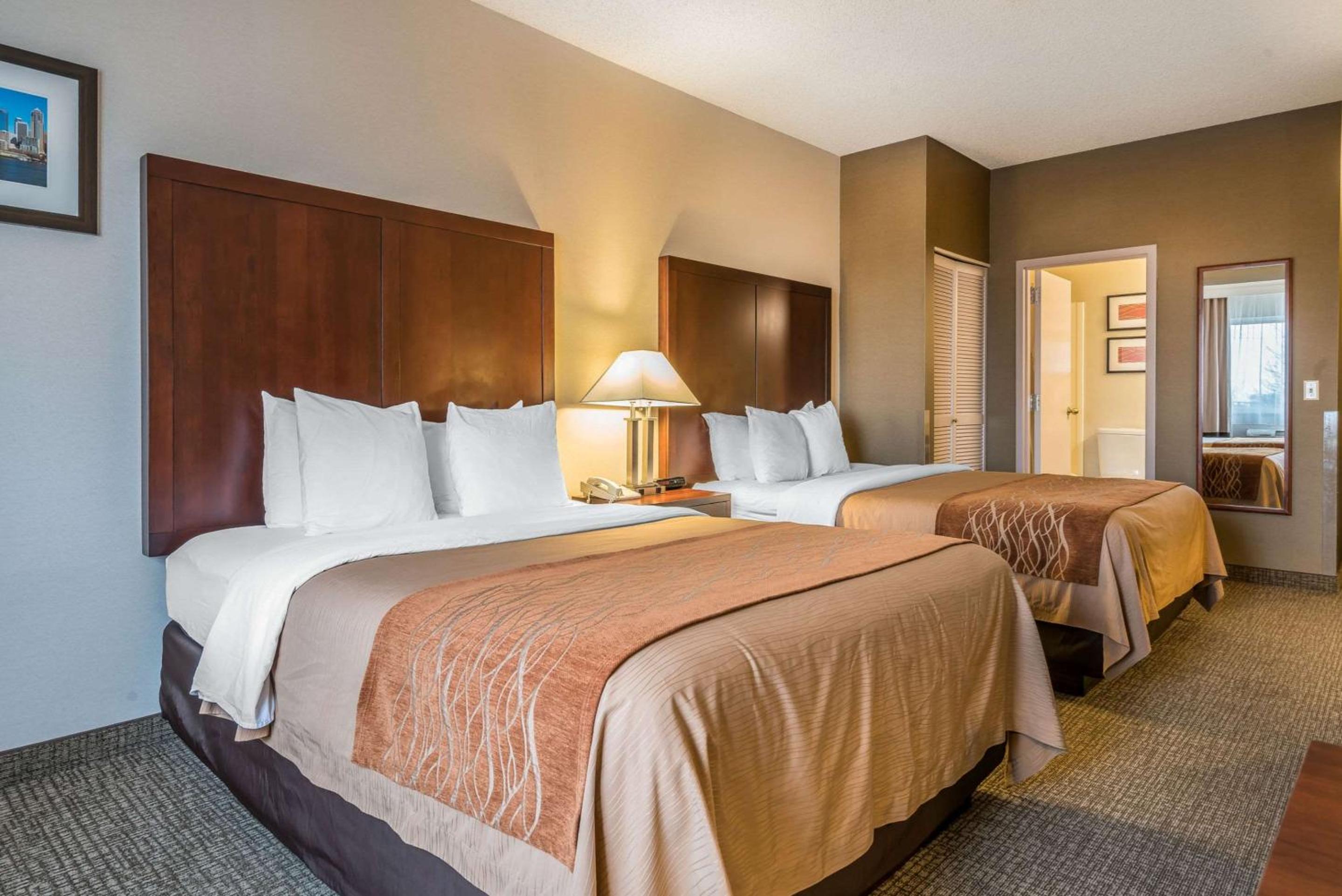 Queen Room with Two Queen Beds - Non-Smoking - Photo 6