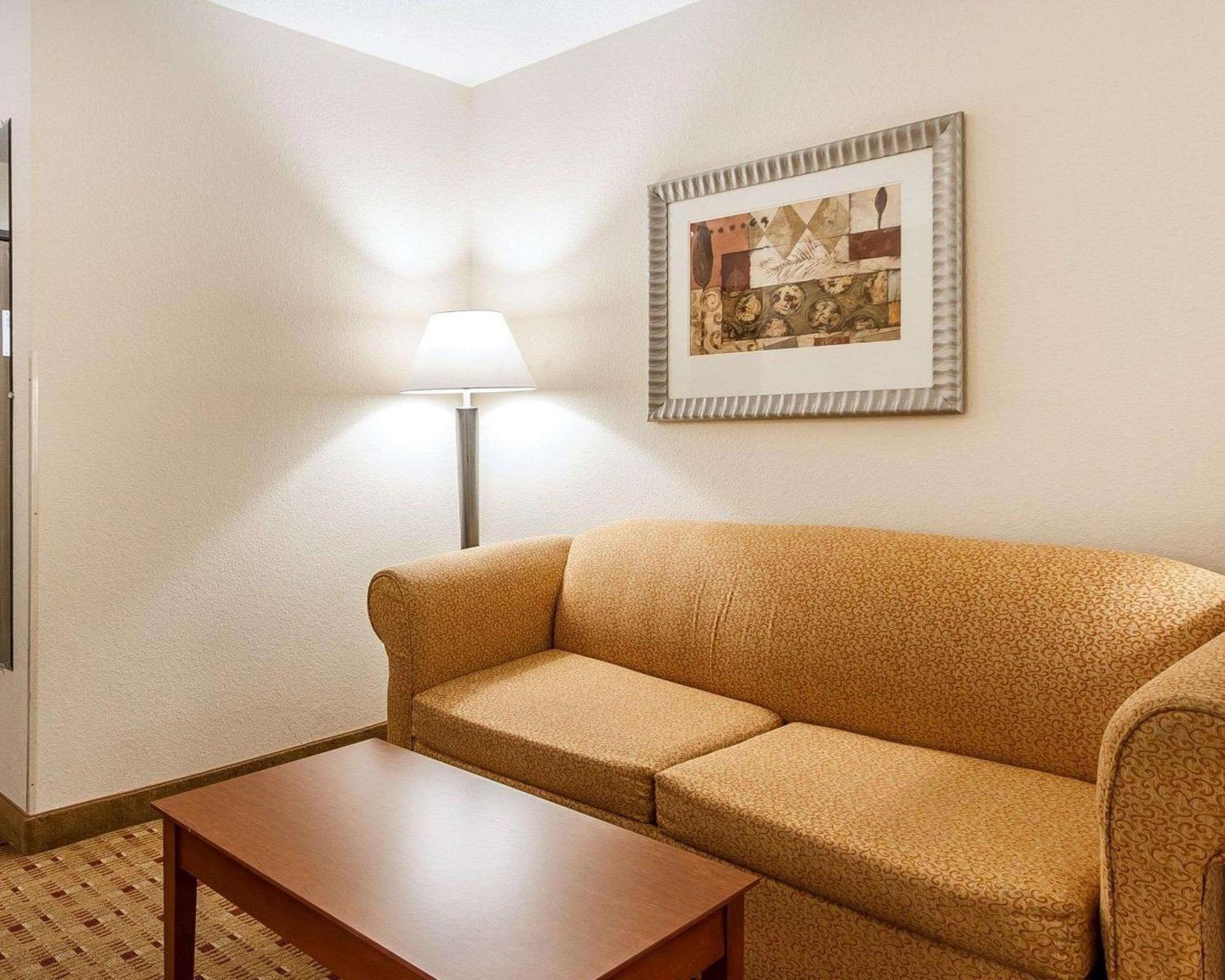 King Suite - Non-Smoking - Photo 2