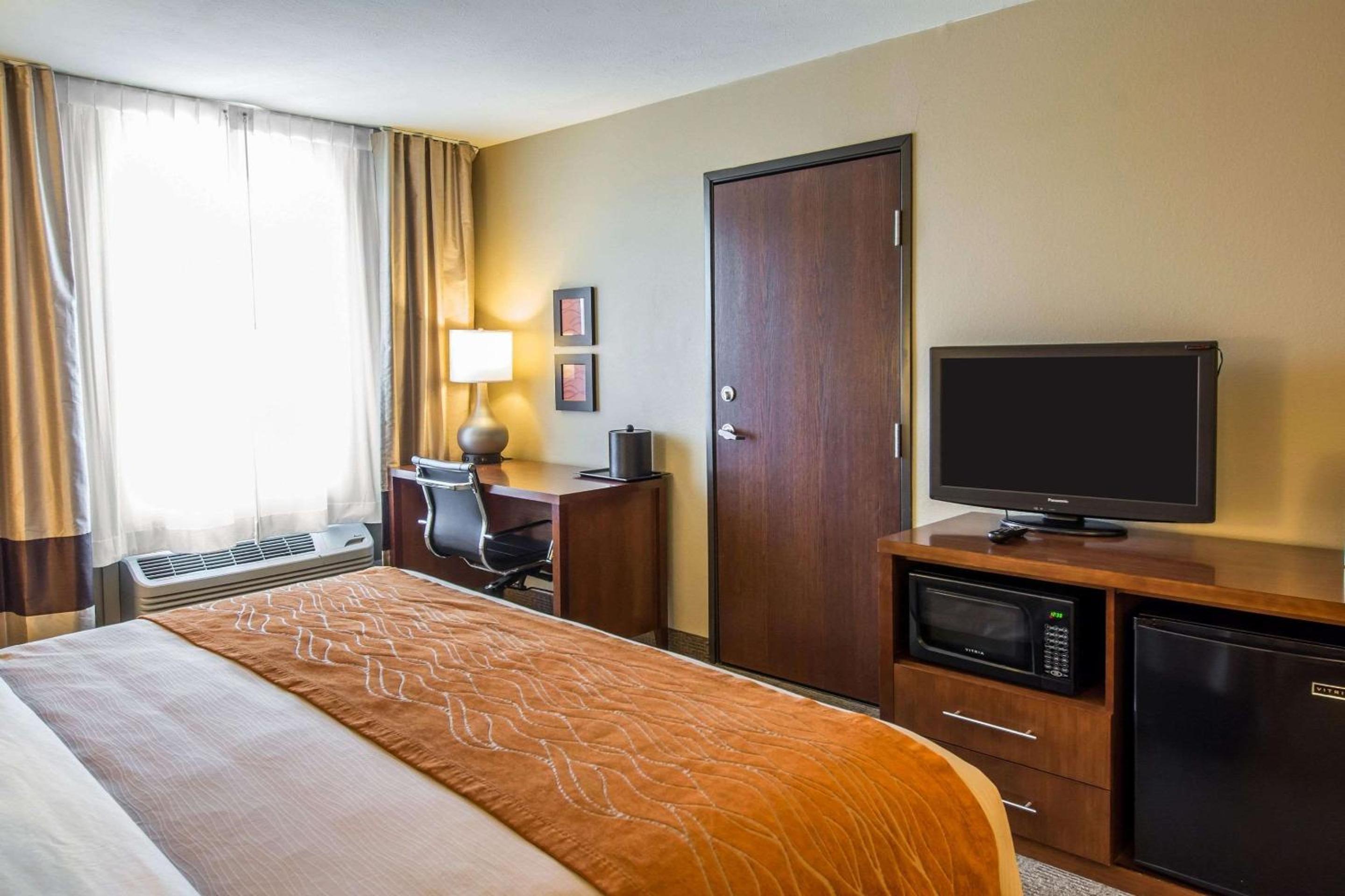 King Room - Non-Smoking - Photo 7