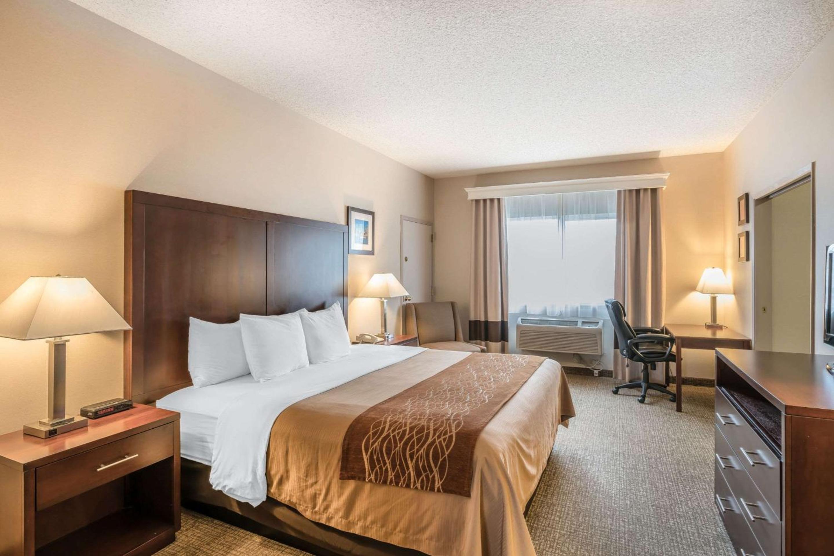 King Room - Non-Smoking - Photo 5