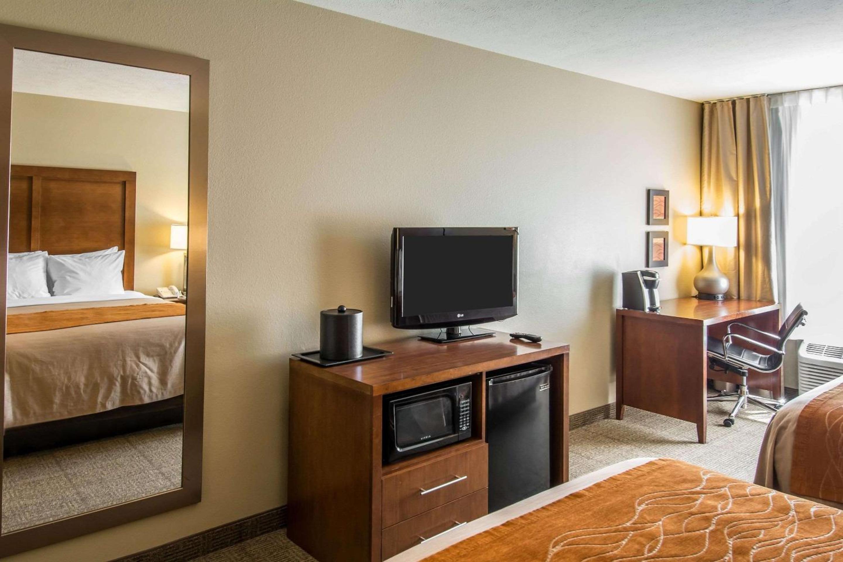 Queen Room with Two Queen Beds - Non-Smoking - Photo 1