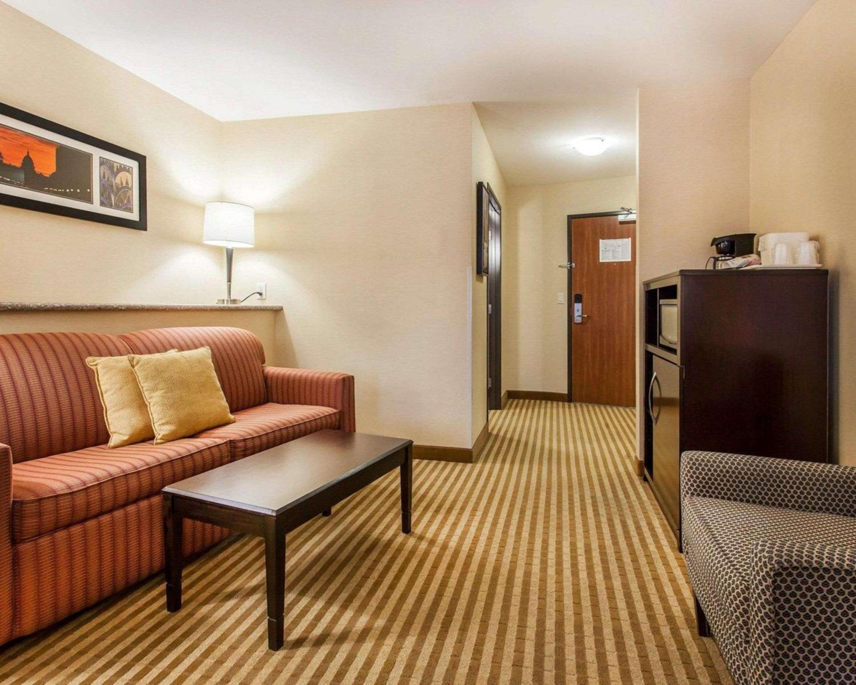 Queen Suite - Non-Smoking - Photo 2