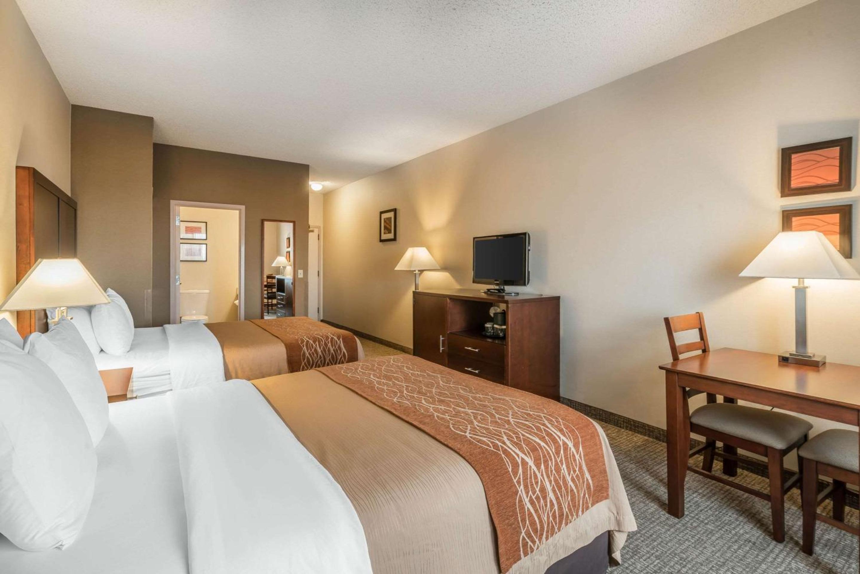 Queen Room with Two Queen Beds - Non-Smoking - Photo 4