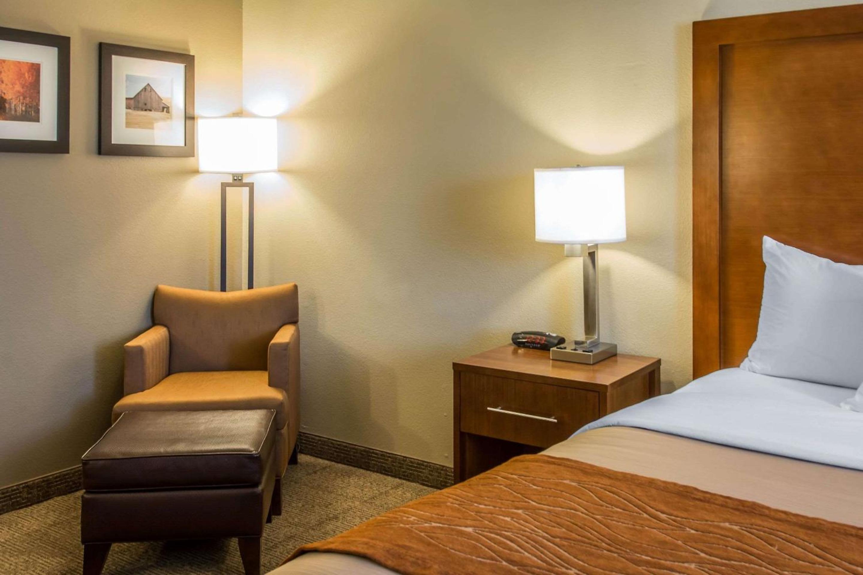 King Room - Non-Smoking - Photo 4